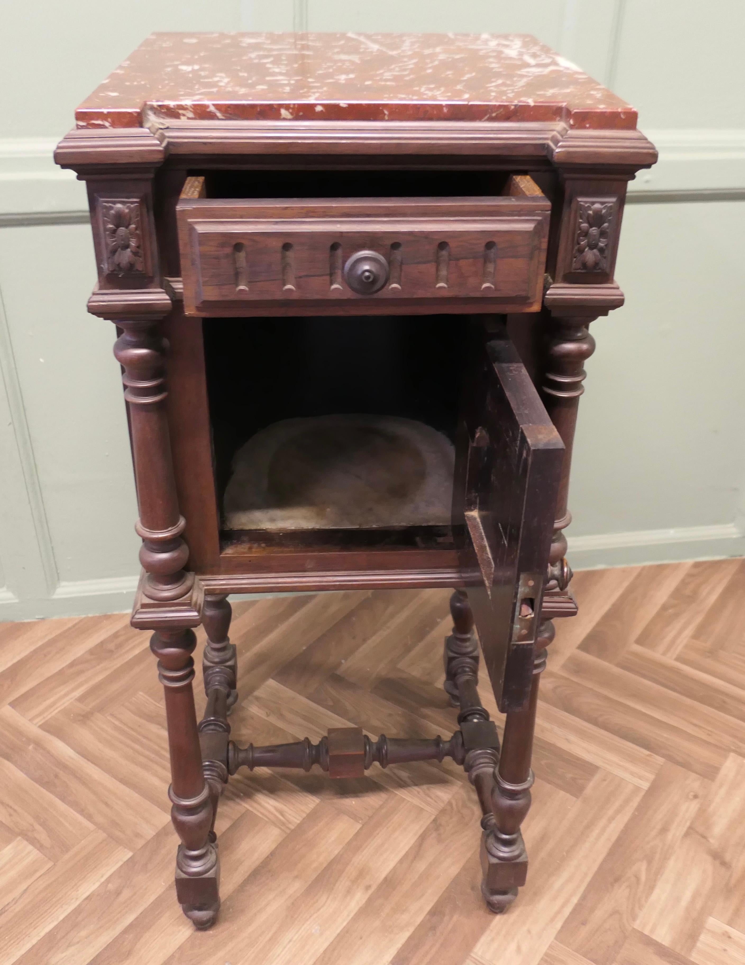 XIX secolo Tavolino da notte o credenza francese intagliata  Questo è un pezzo molto attraente in vendita