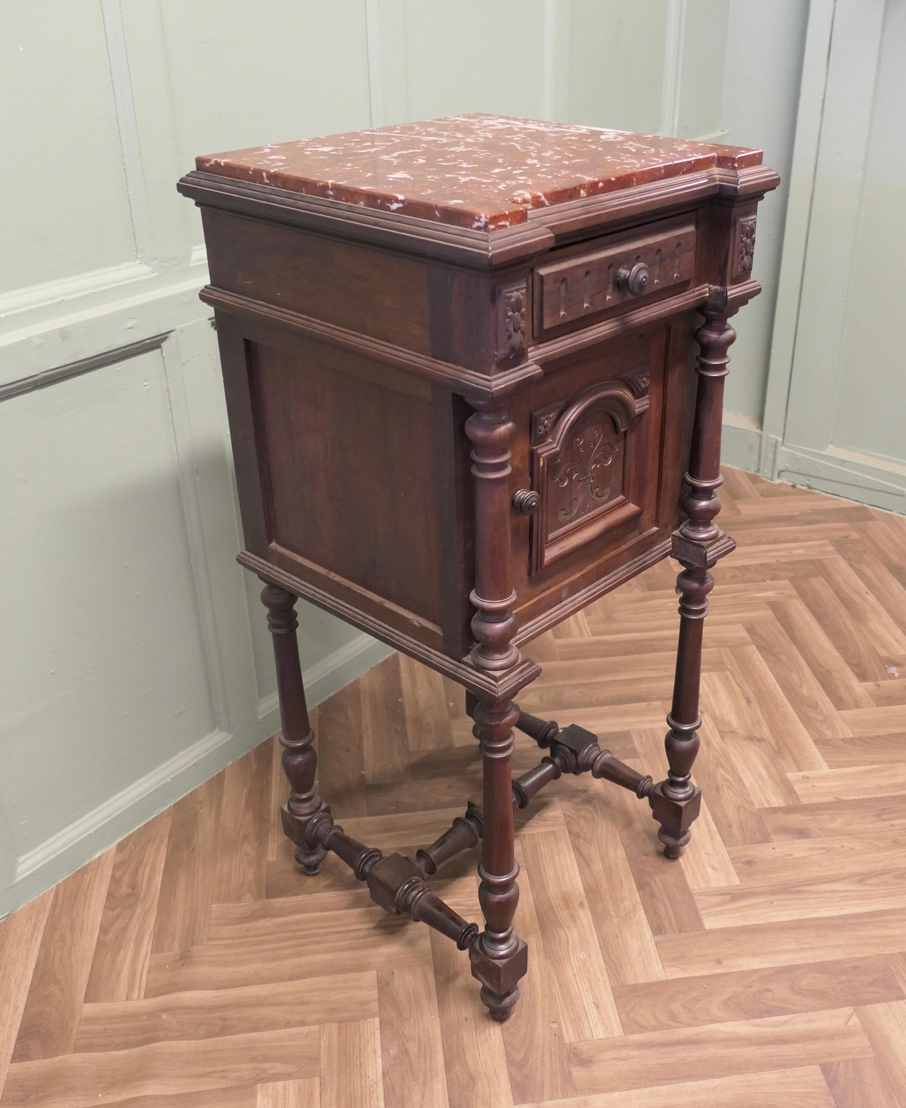 Legno di alberi da frutto Tavolino da notte o credenza francese intagliata  Questo è un pezzo molto attraente in vendita