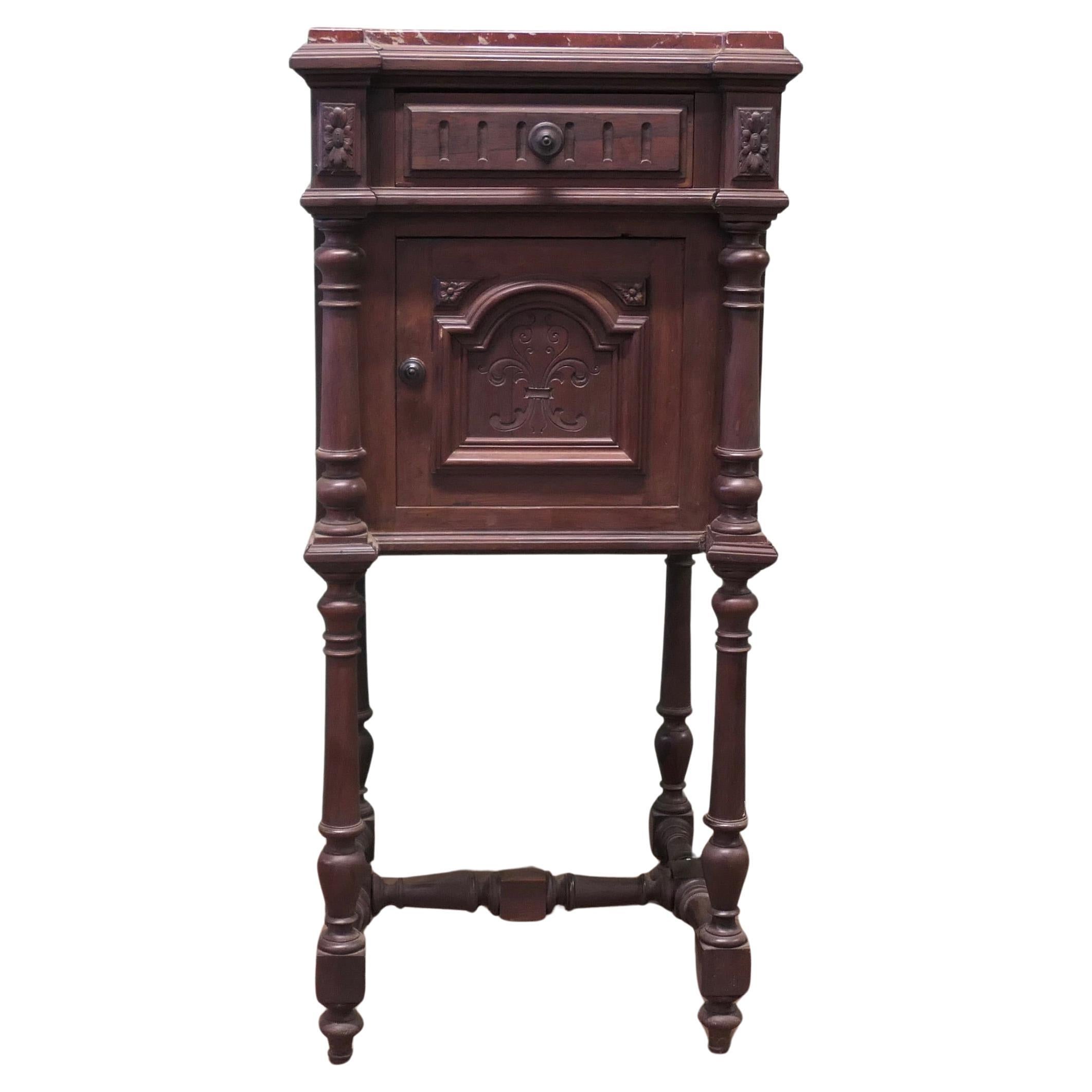 Table de nuit ou armoire d'appoint sculptée  C'est une pièce très attrayante