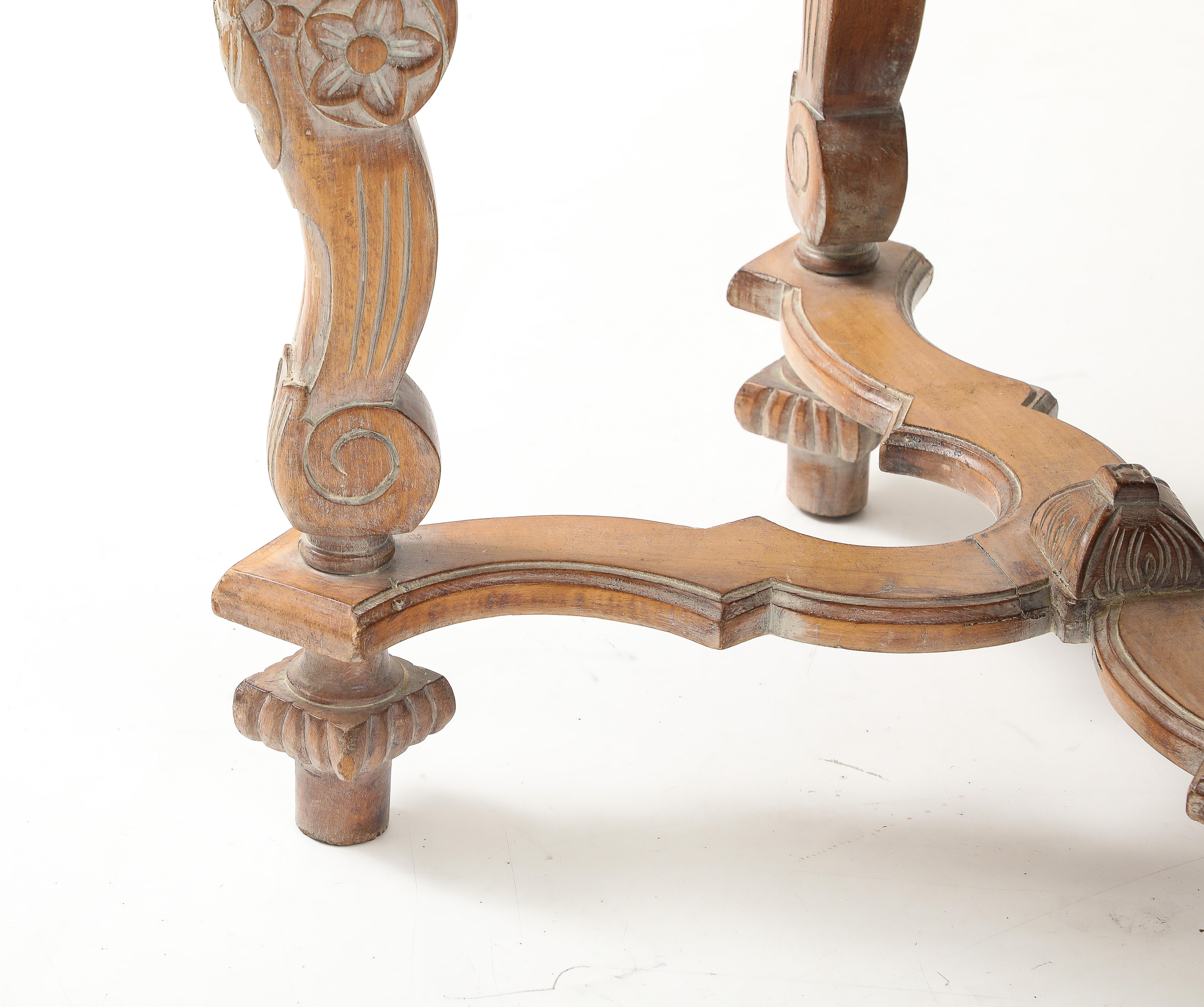 Banc en chêne sculpté français en vente 3