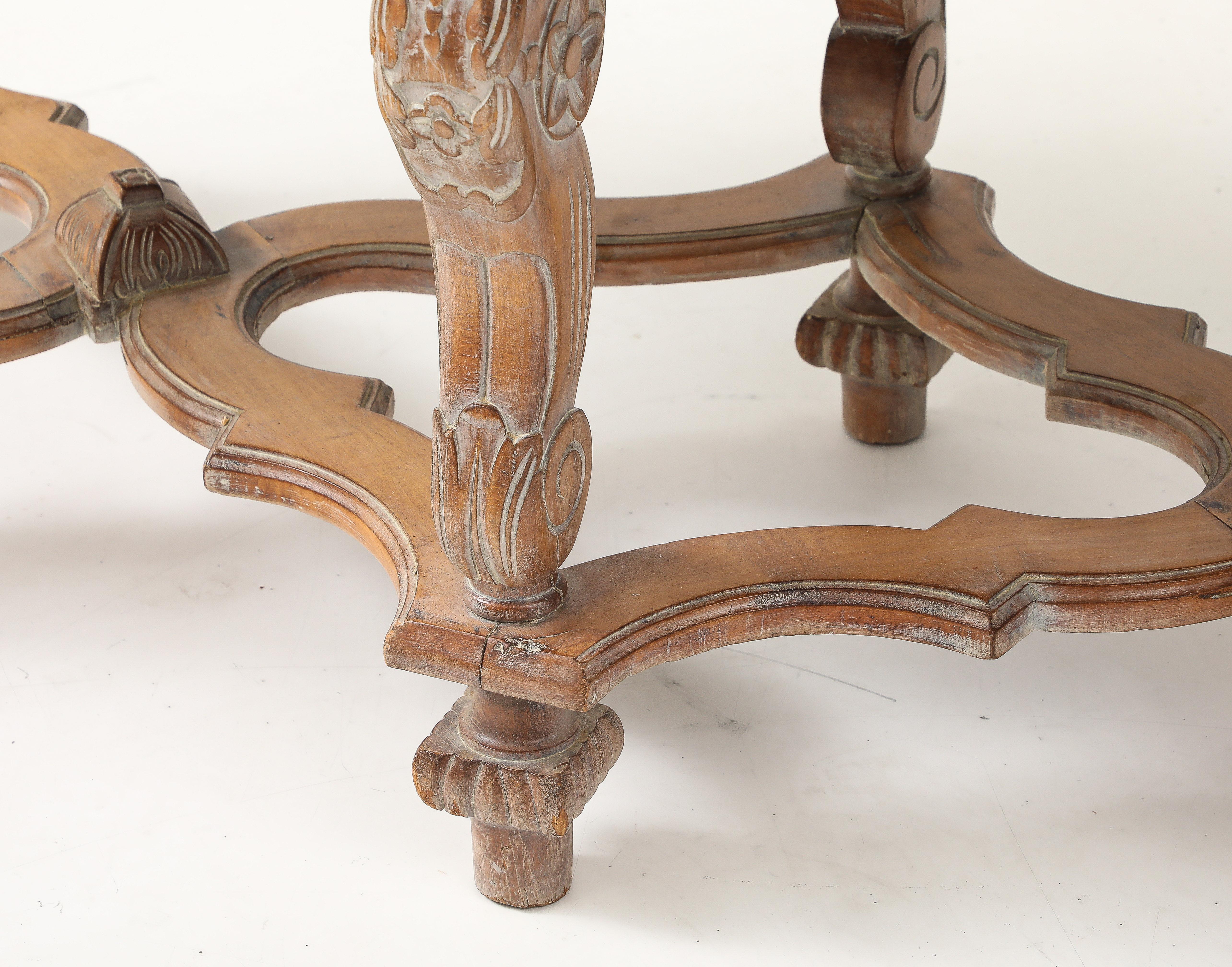 Banc en chêne sculpté français en vente 5