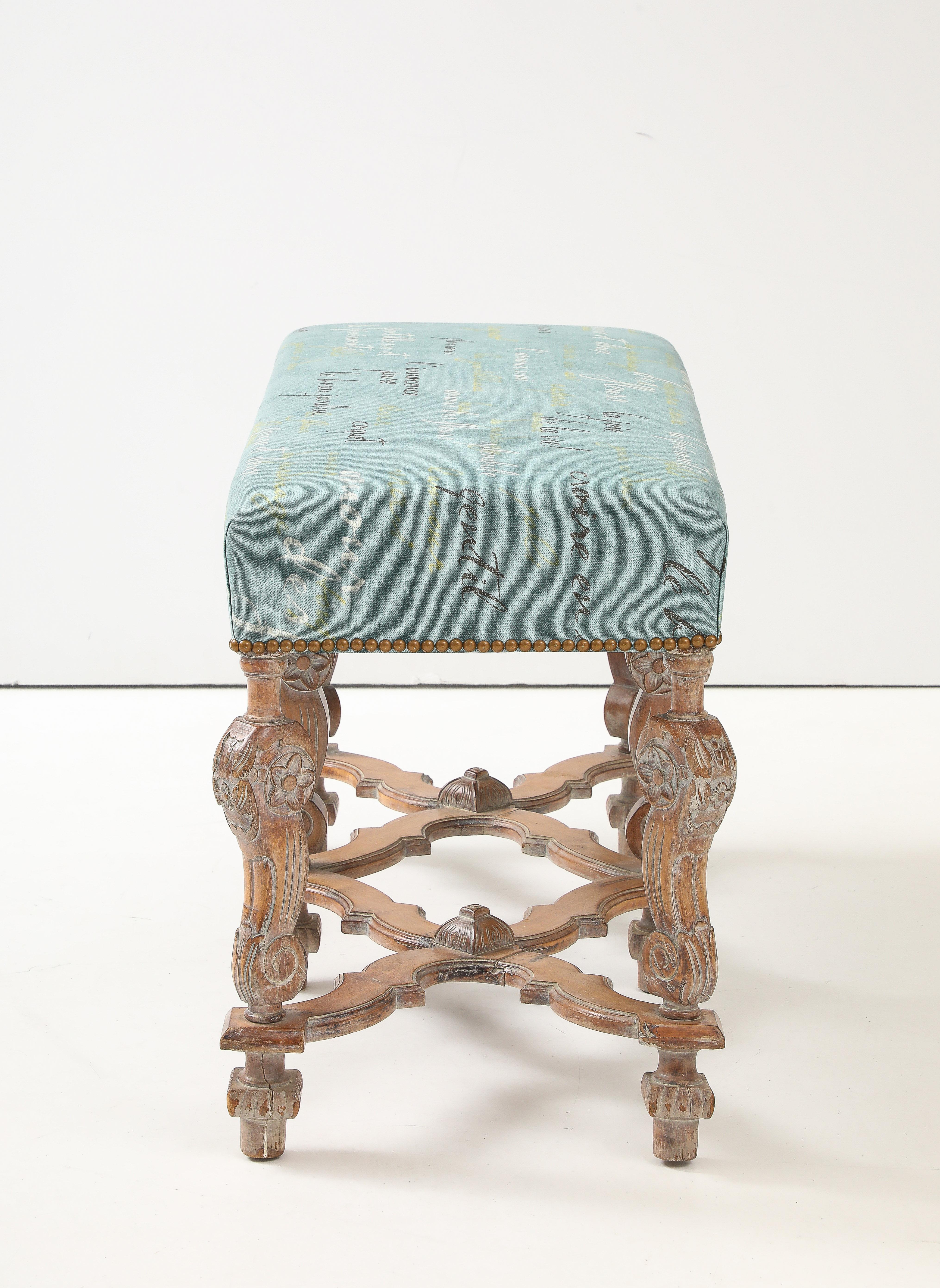 Banc en chêne sculpté français Bon état - En vente à New York, NY