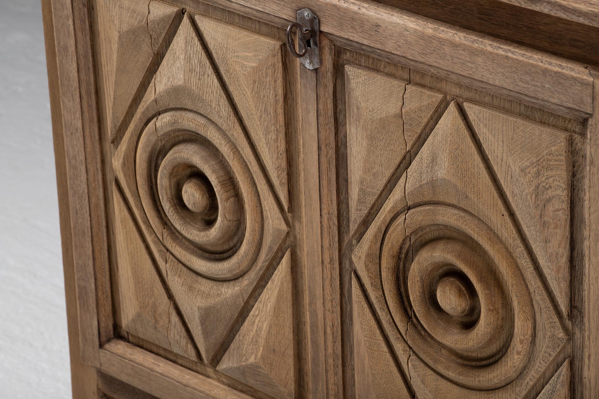 French Carved Oak Cabinet, France mediados del siglo XX en venta