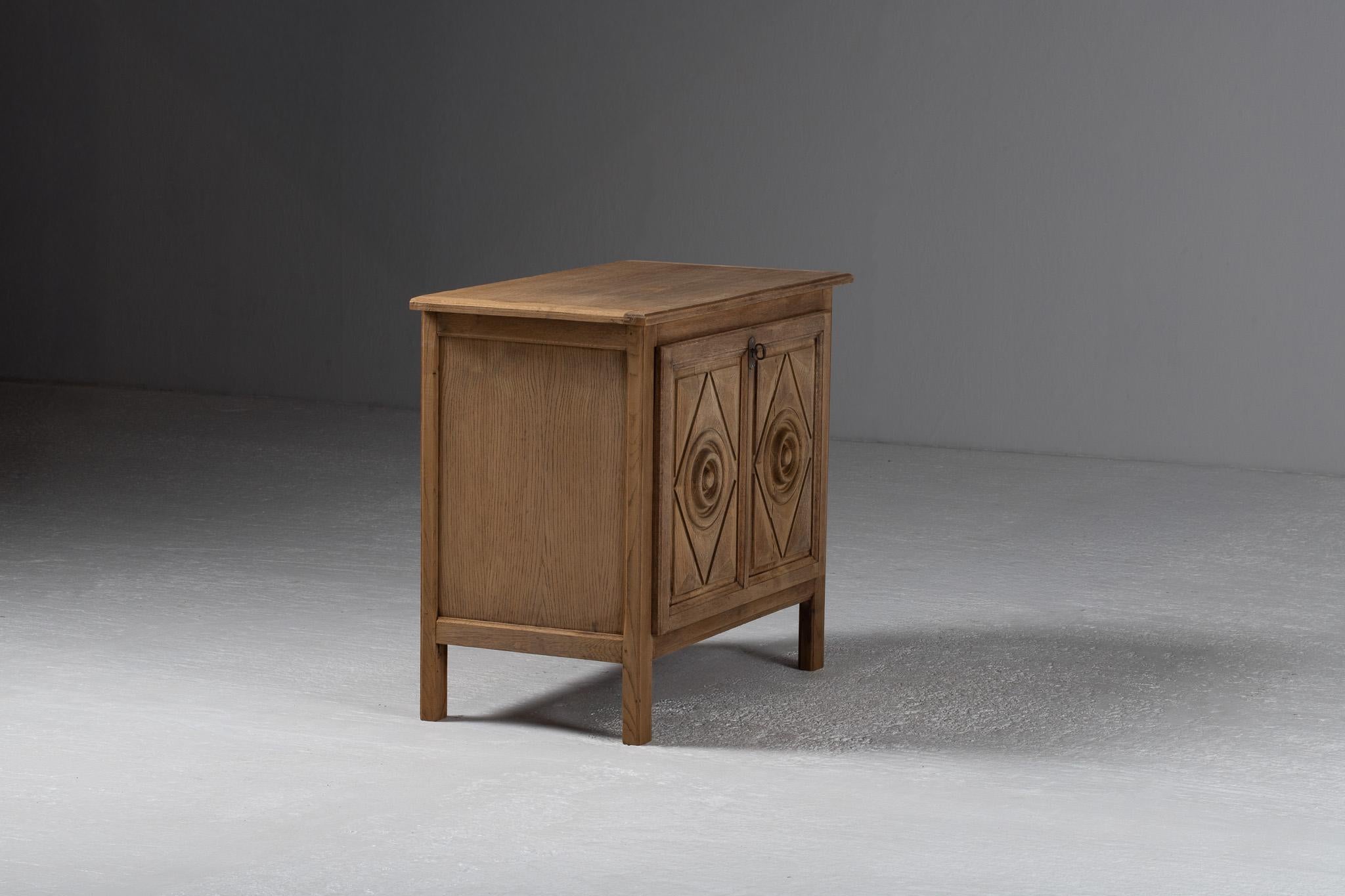 French Carved Oak Cabinet, France Roble en venta