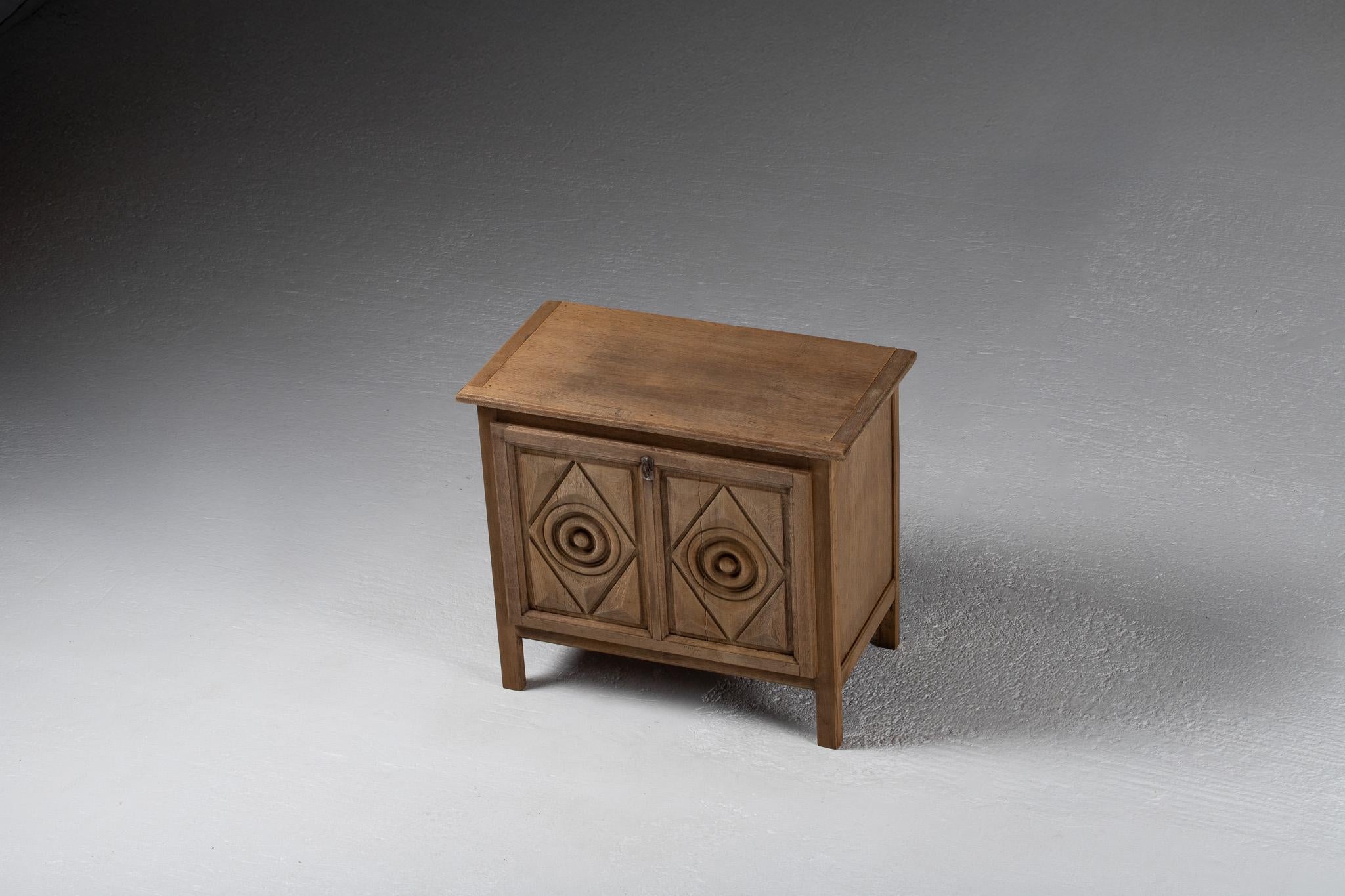French Carved Oak Cabinet, France en venta 1
