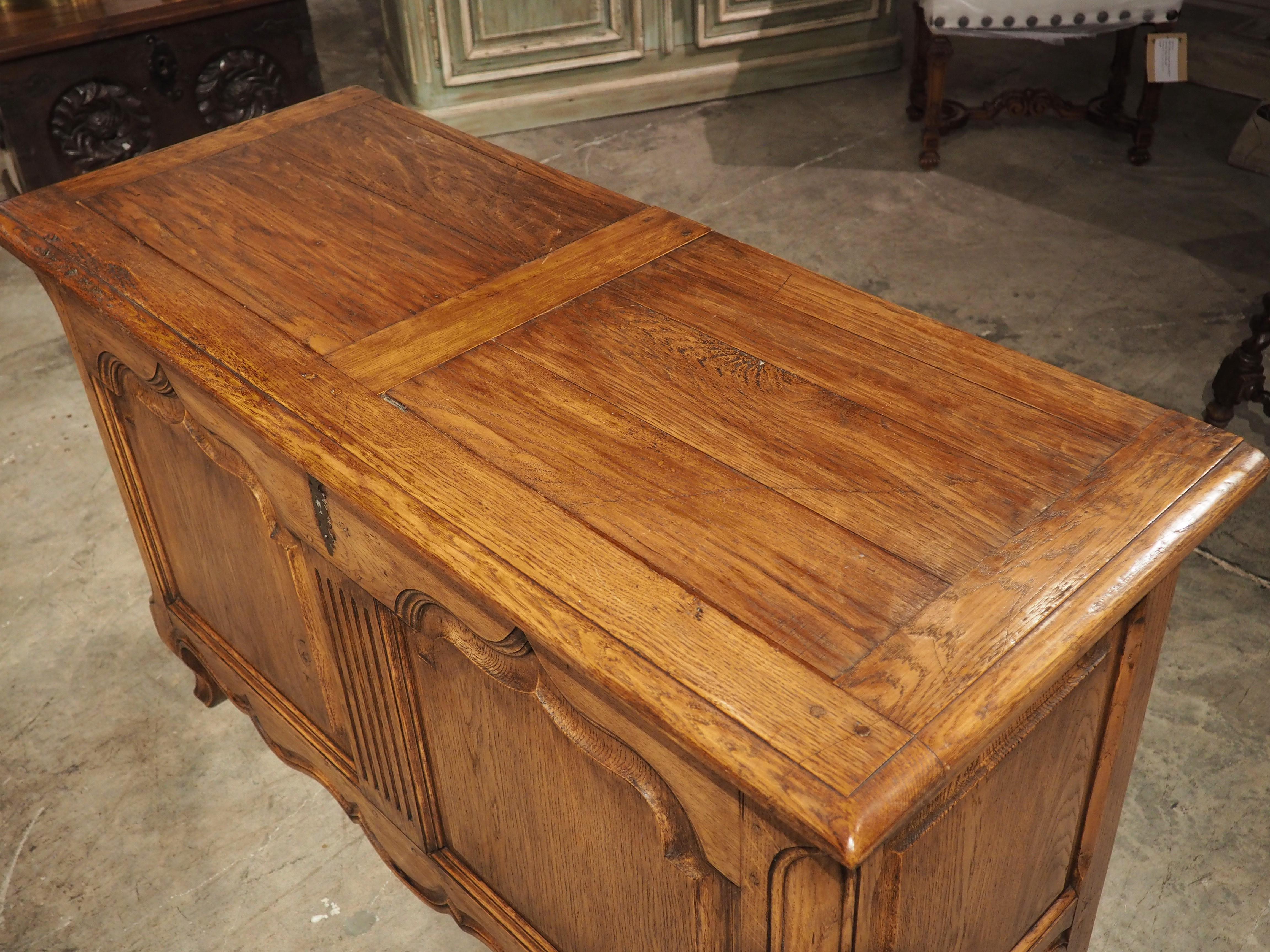 French Carved Oak Coffre Chest or Trunk with Shaped Legs, 20th Century In Good Condition For Sale In Dallas, TX