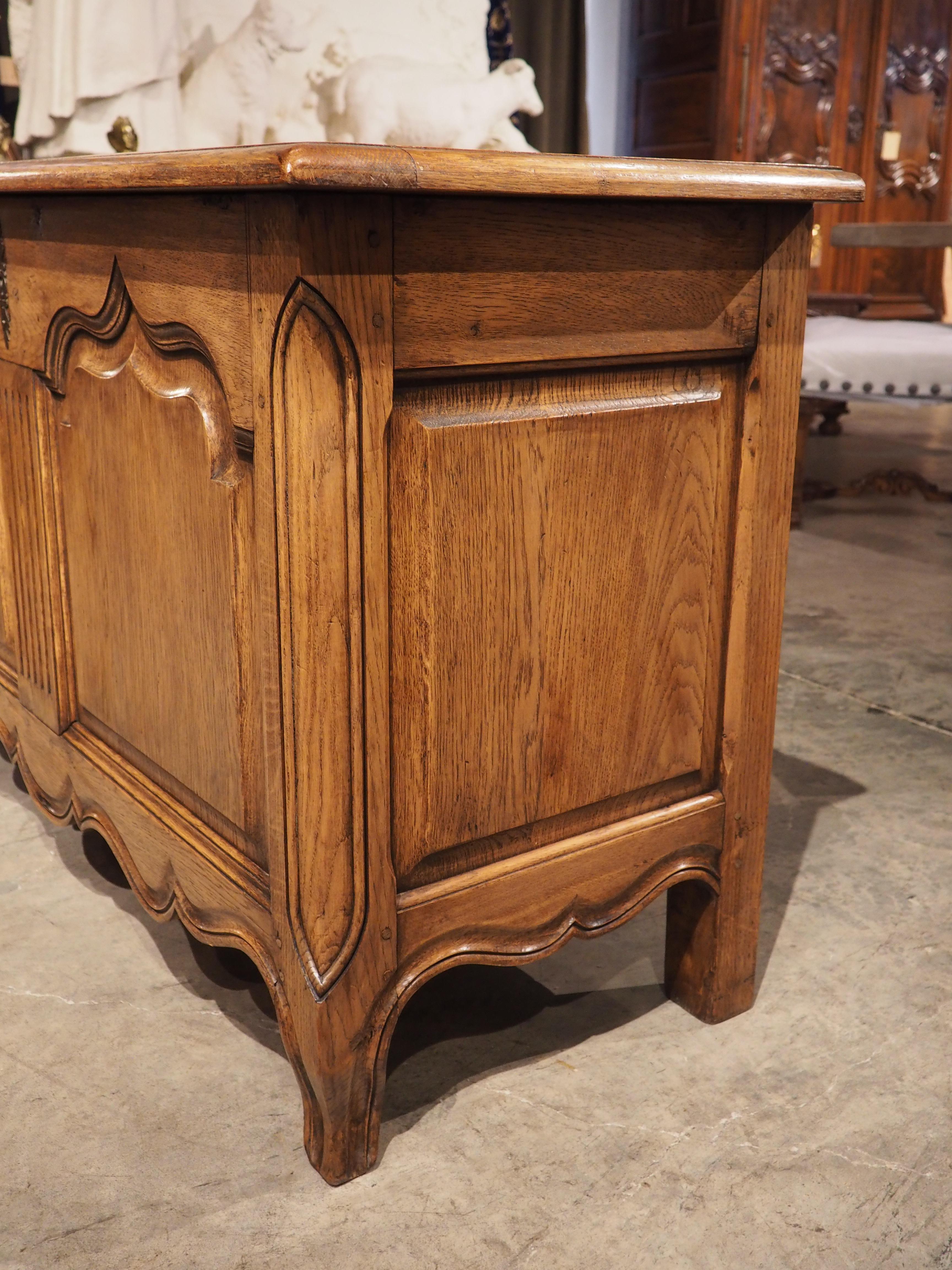 French Carved Oak Coffre Chest or Trunk with Shaped Legs, 20th Century For Sale 1