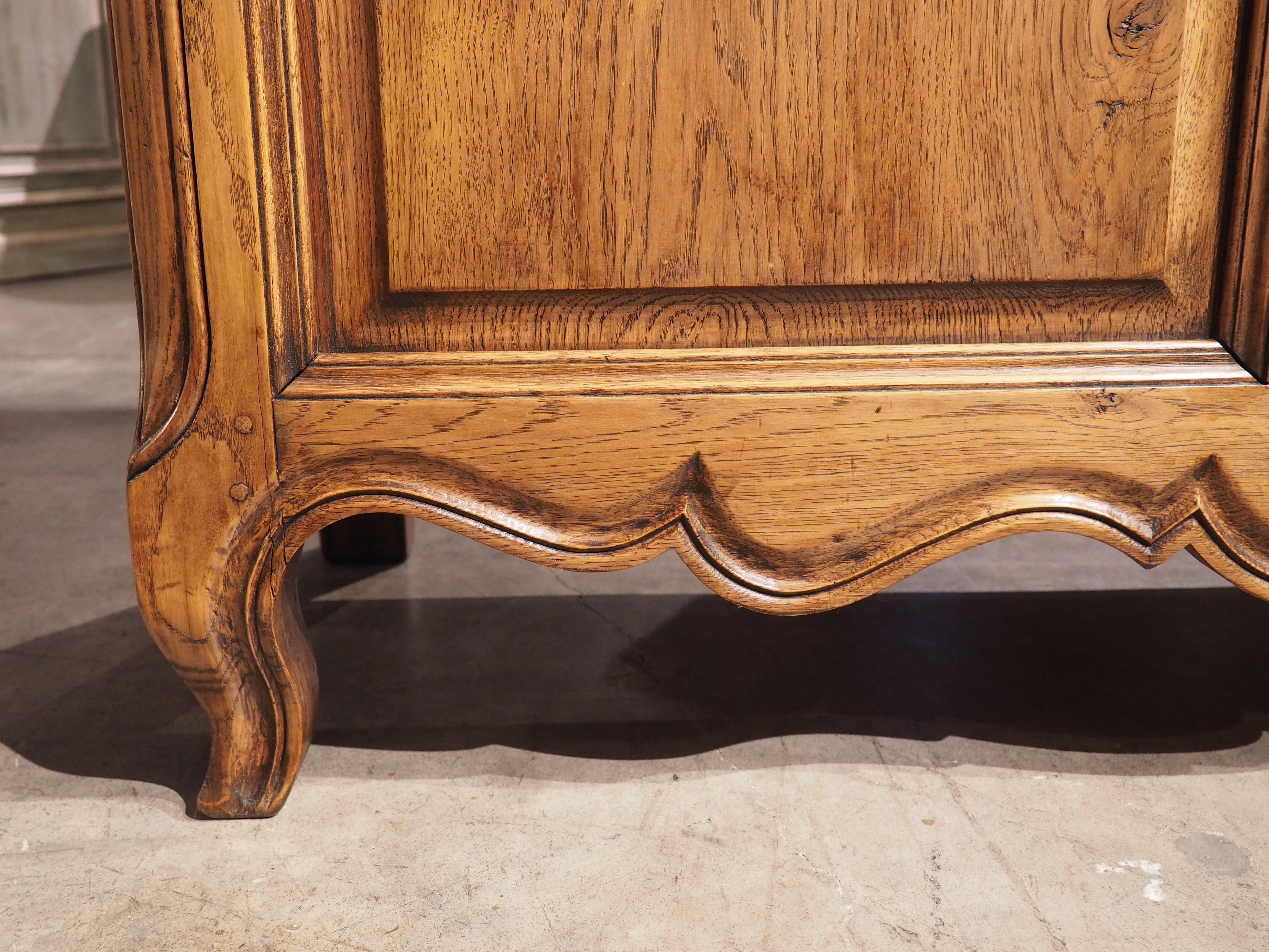 French Carved Oak Coffre Chest or Trunk with Shaped Legs, 20th Century For Sale 5