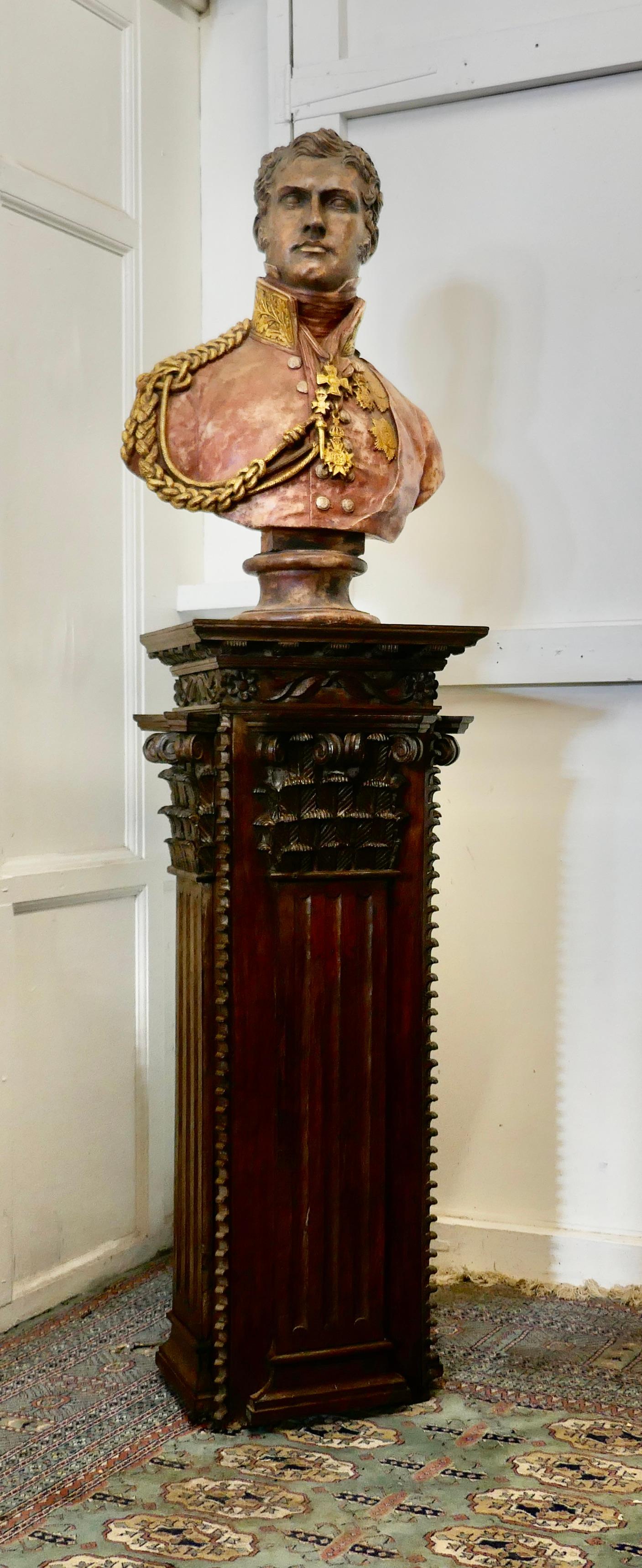 Gothique Piédestal d'exposition à colonne en chêne sculpté français en vente