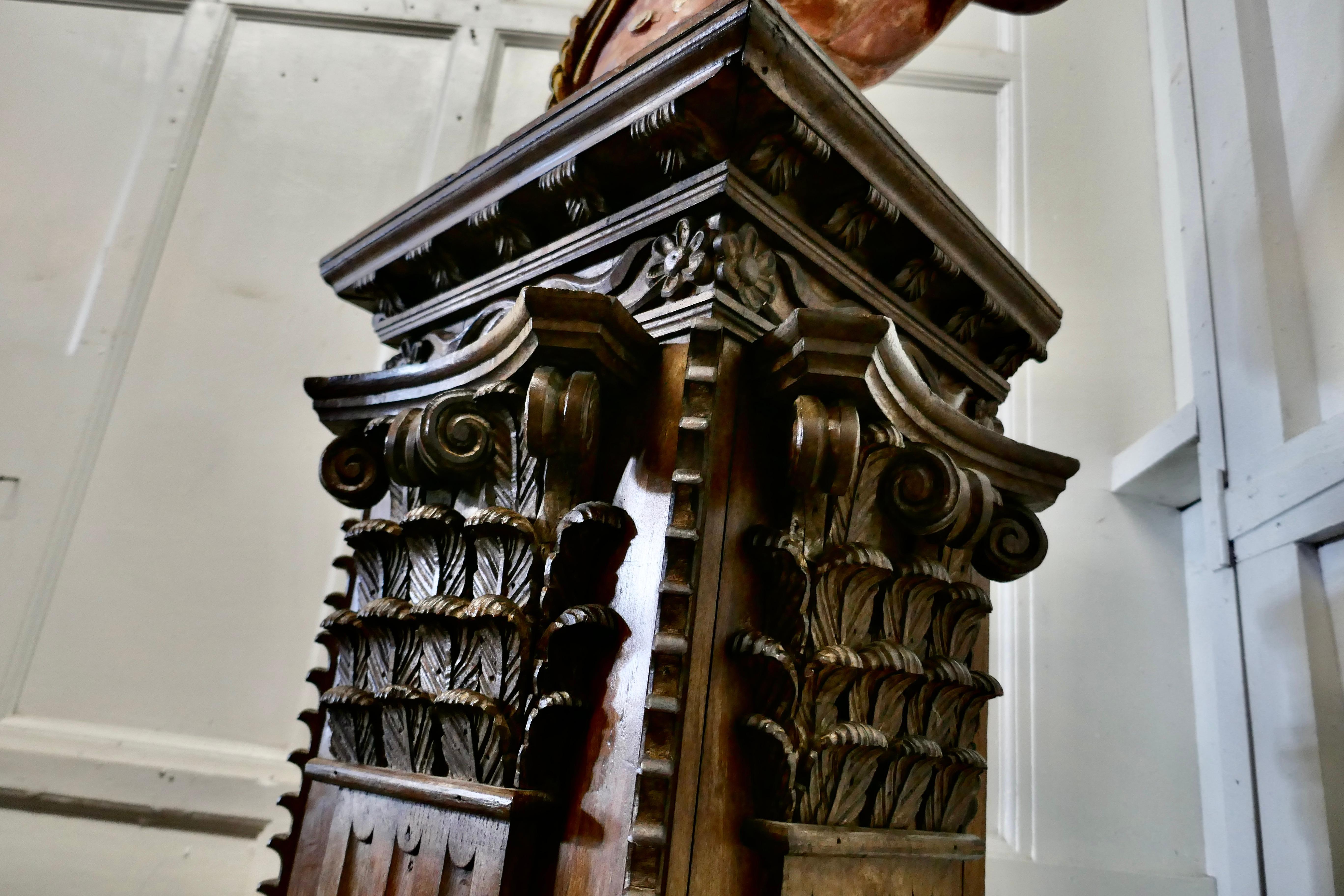 Piédestal d'exposition à colonne en chêne sculpté français en vente 1