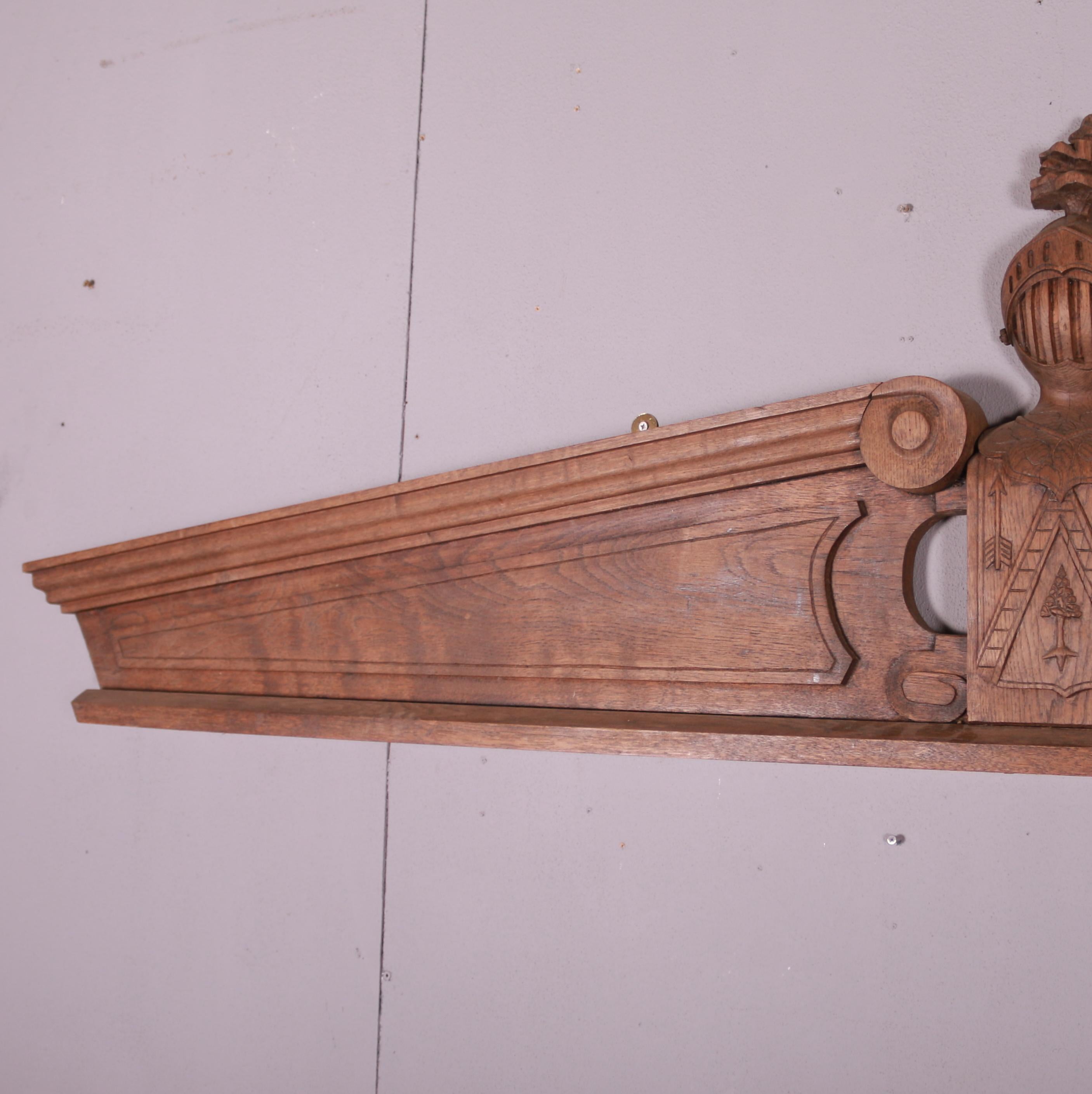 XIXe siècle Fronton de porte en chêne sculpté français en vente