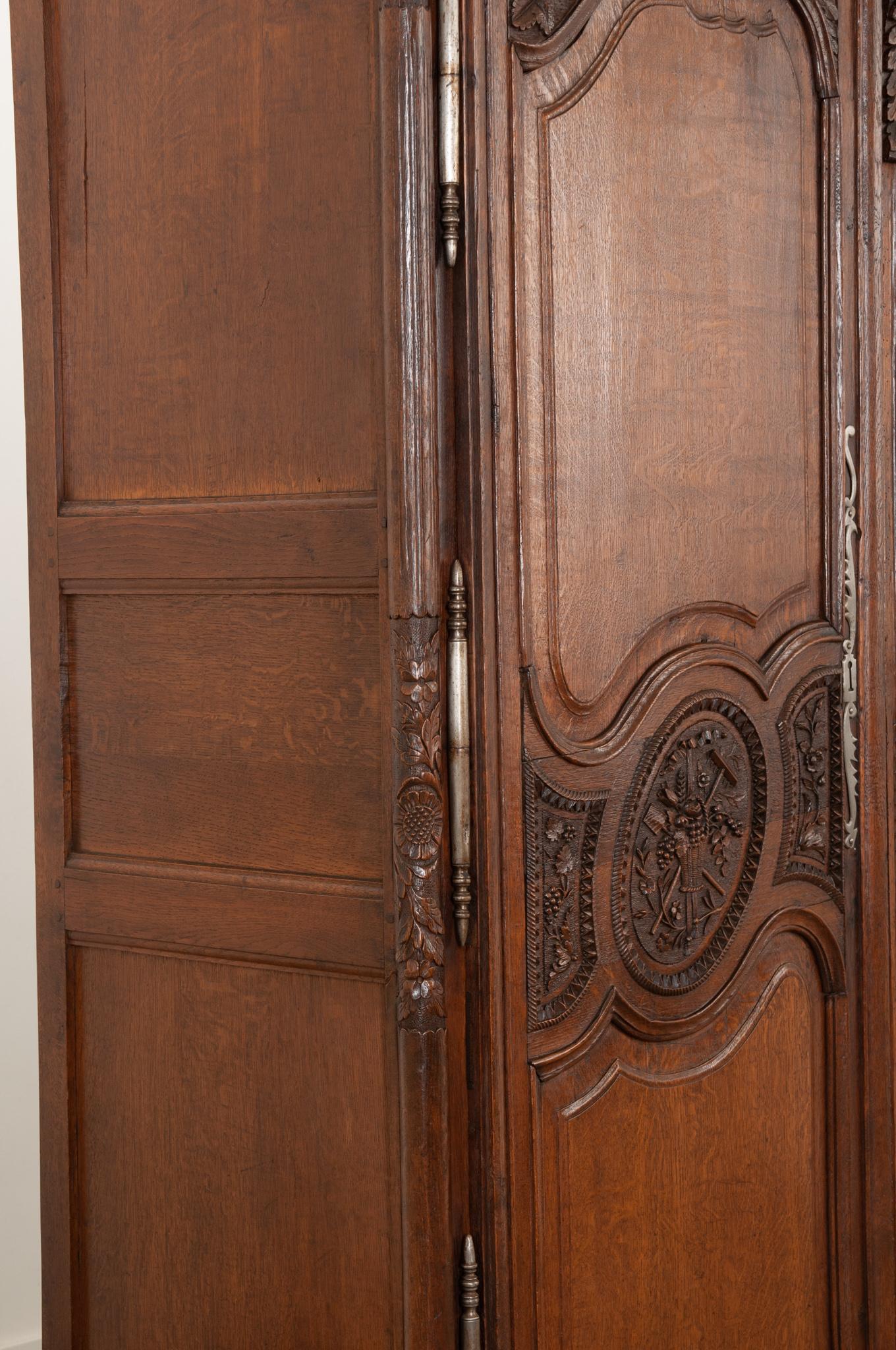 French Carved Oak Gardeners Armoire de Mariage For Sale 6