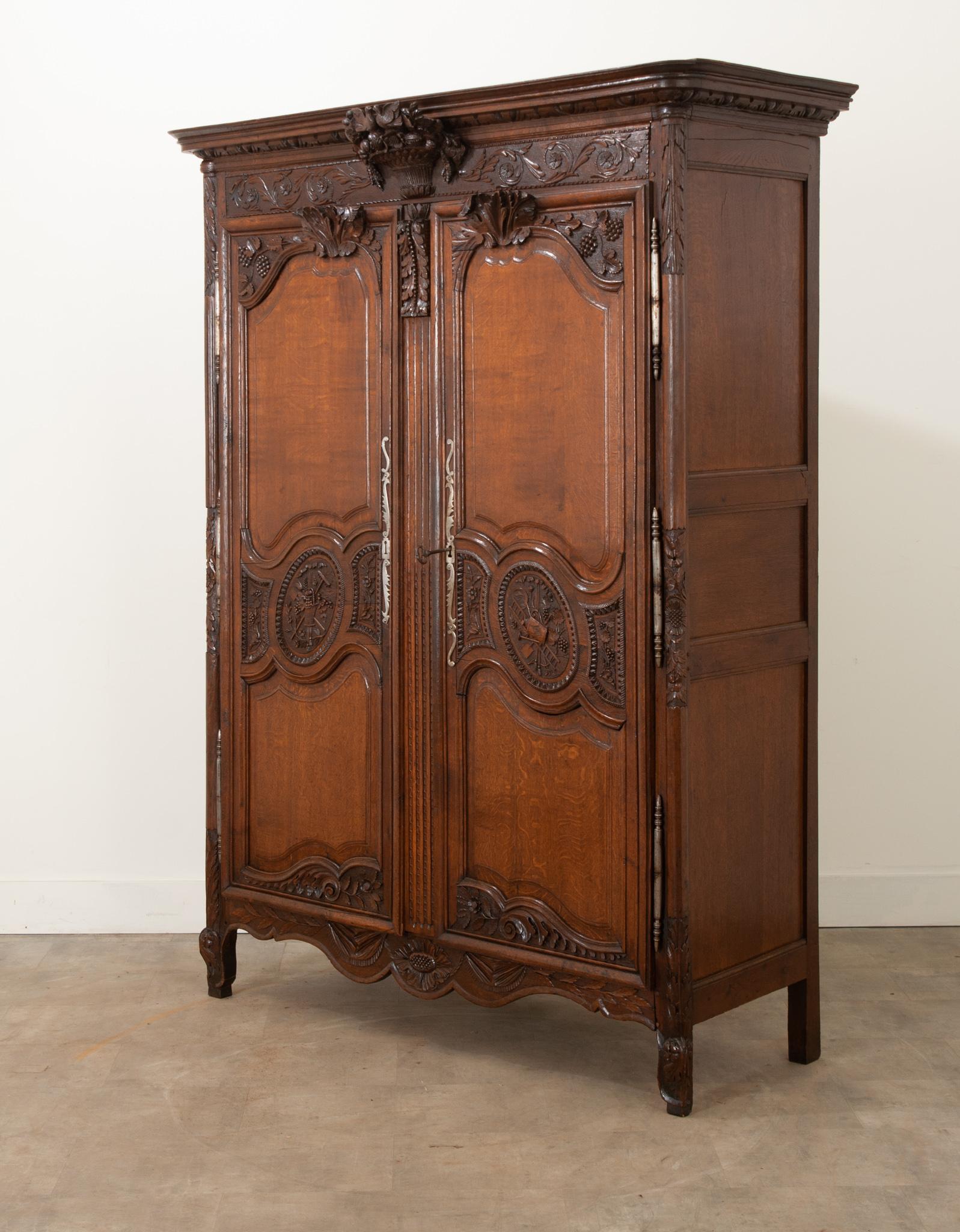 French Carved Oak Gardeners Armoire de Mariage For Sale 13