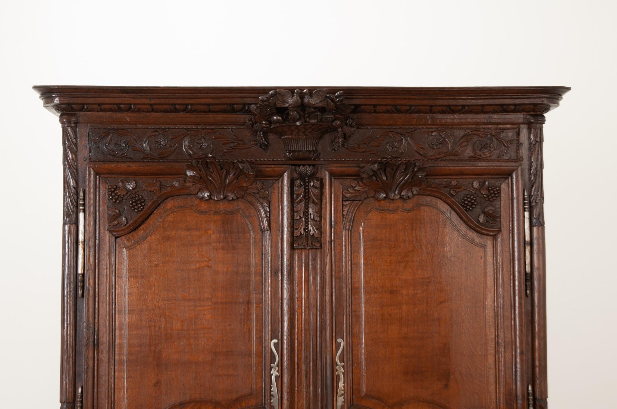 French Carved Oak Gardeners Armoire de Mariage In Good Condition For Sale In Baton Rouge, LA