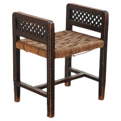 Taburete Francés De Roble Tallado Con Asiento De Cuerda Circa 1947