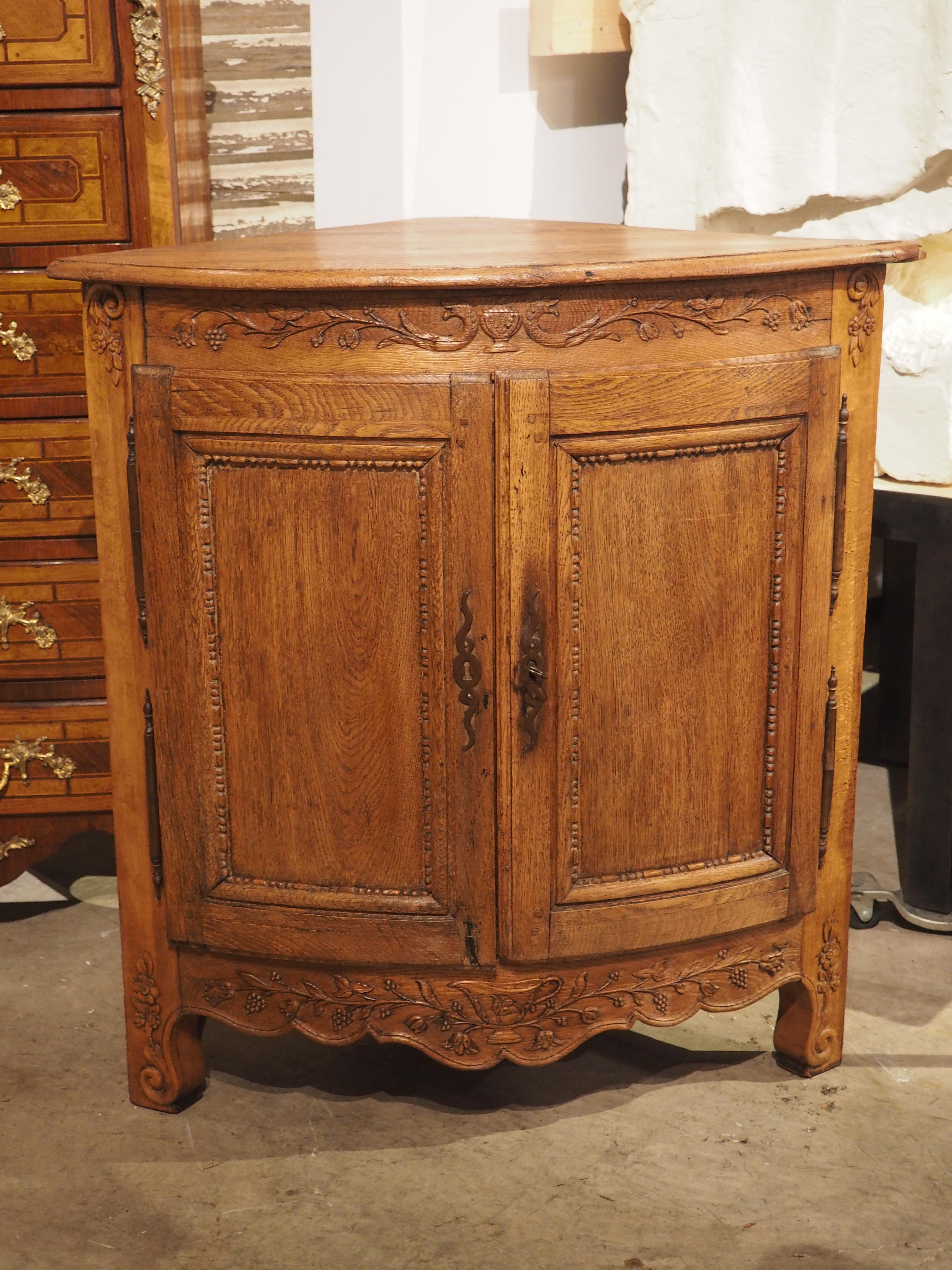 French Carved Oak Transitional Style Corner Cabinet, Circa 1780 For Sale 13
