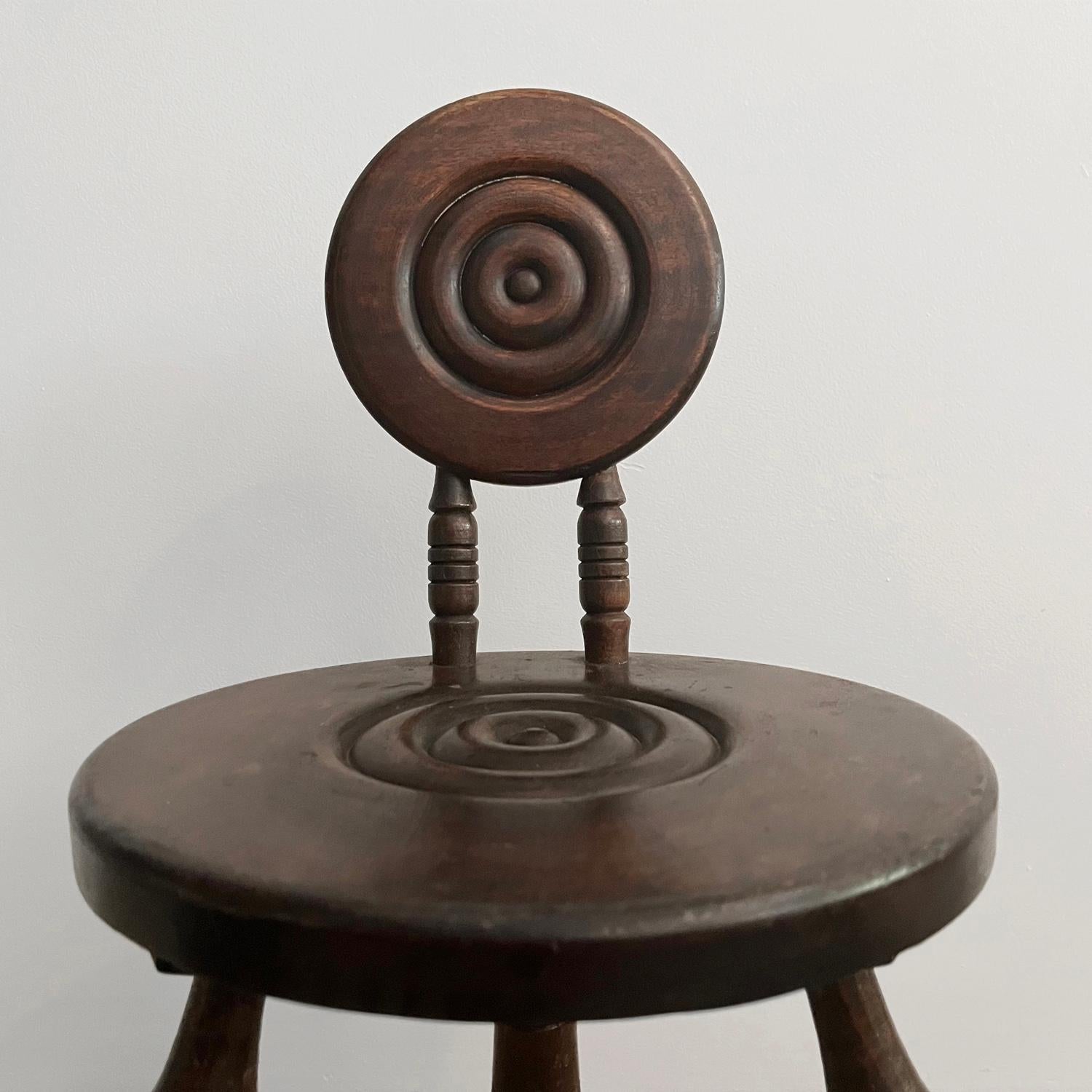 XX secolo Sgabello tripode francese in Oak intagliato nello stile di Charles Dudouyt in vendita