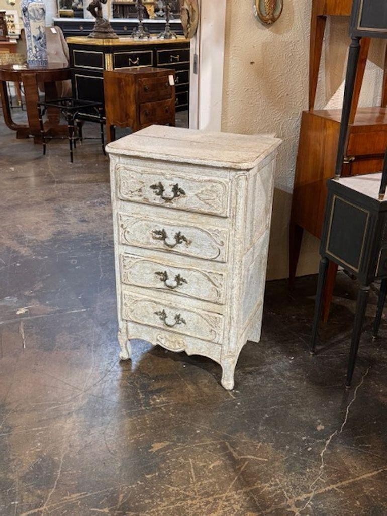 Cassettiera stretta francese del XIX secolo intagliata e dipinta. Circa 1880. Un'ottima aggiunta a qualsiasi casa! 19L x 15D x 32H
