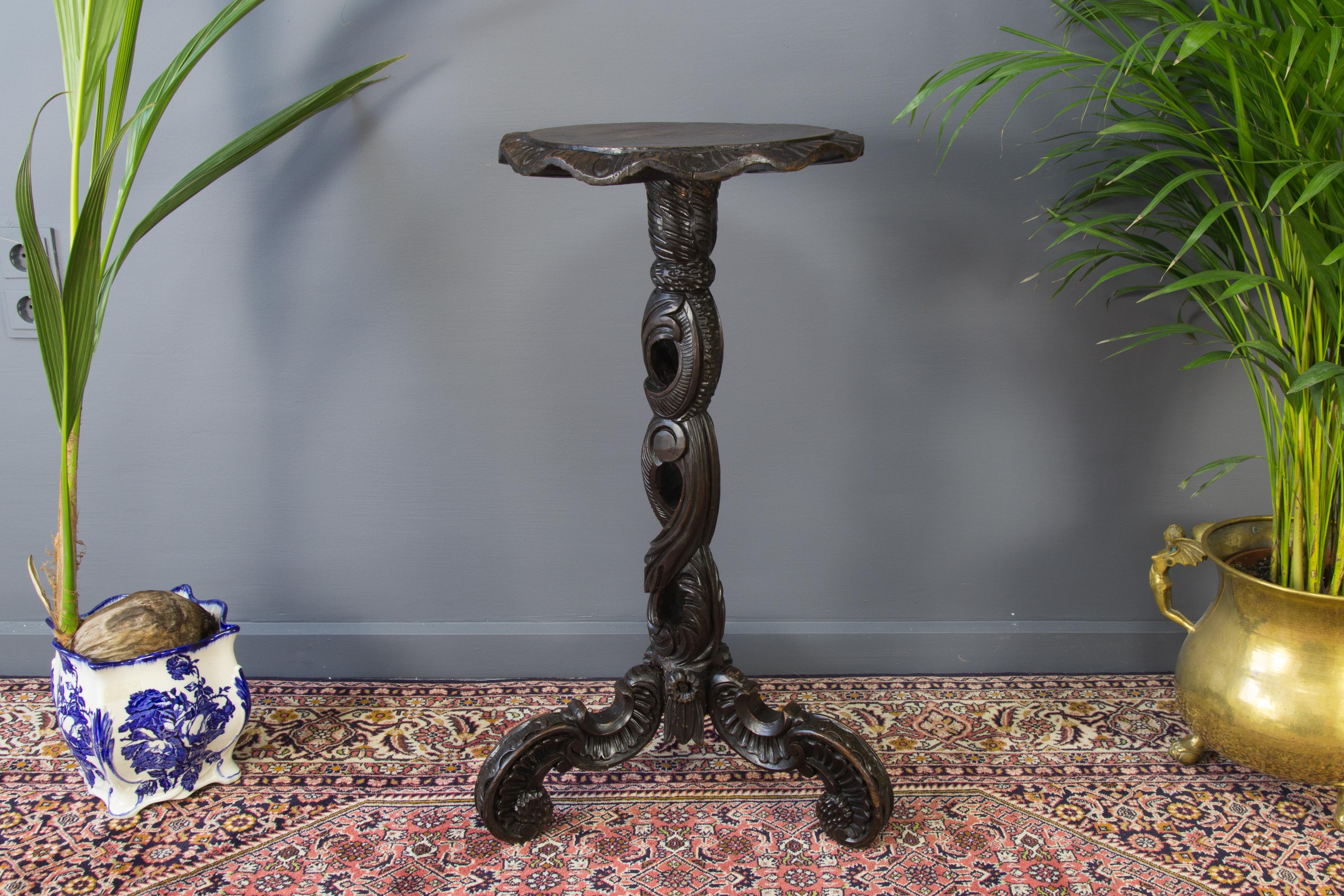 Français Table à piédestal sculptée française en vente