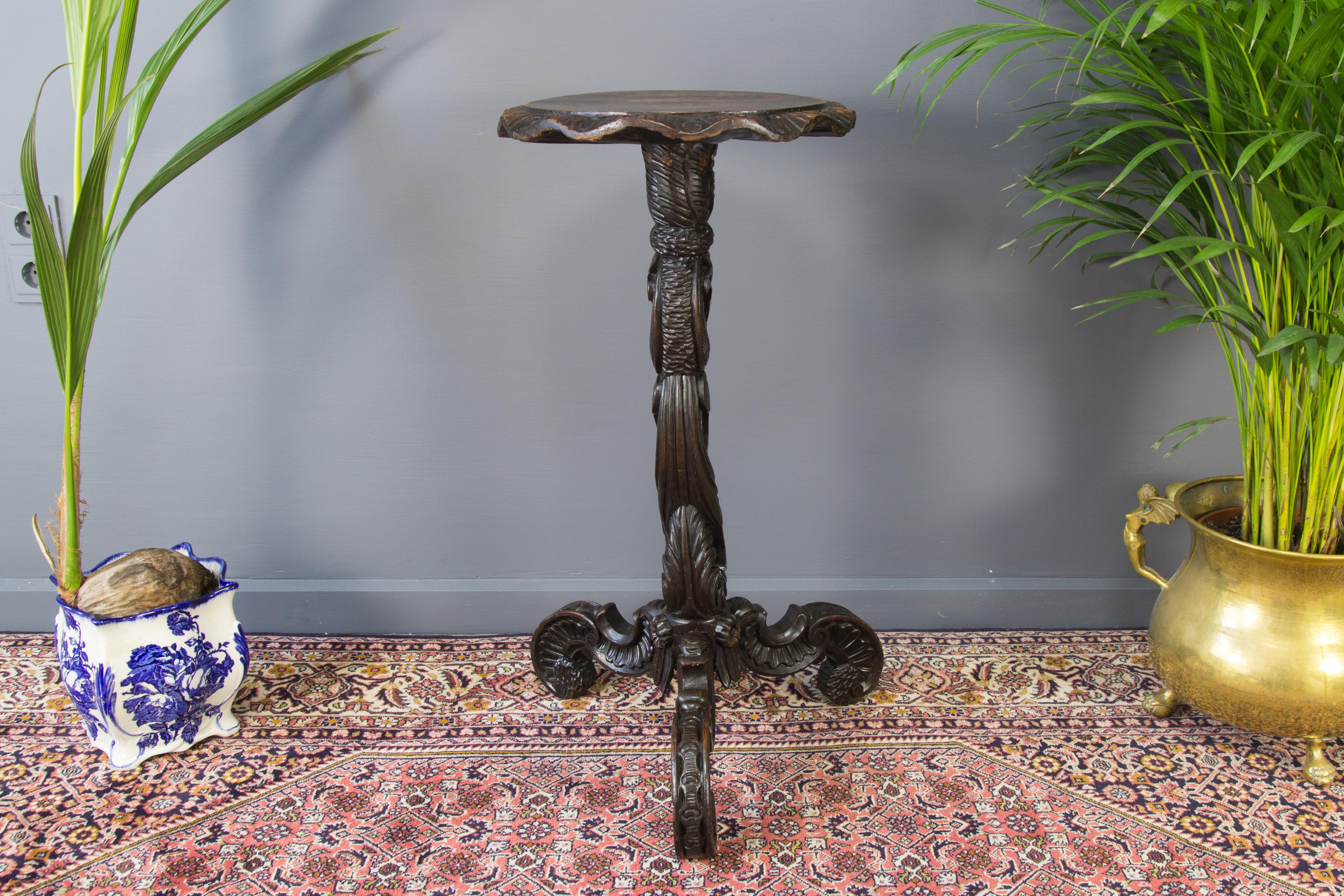 Table à piédestal sculptée française en vente 12