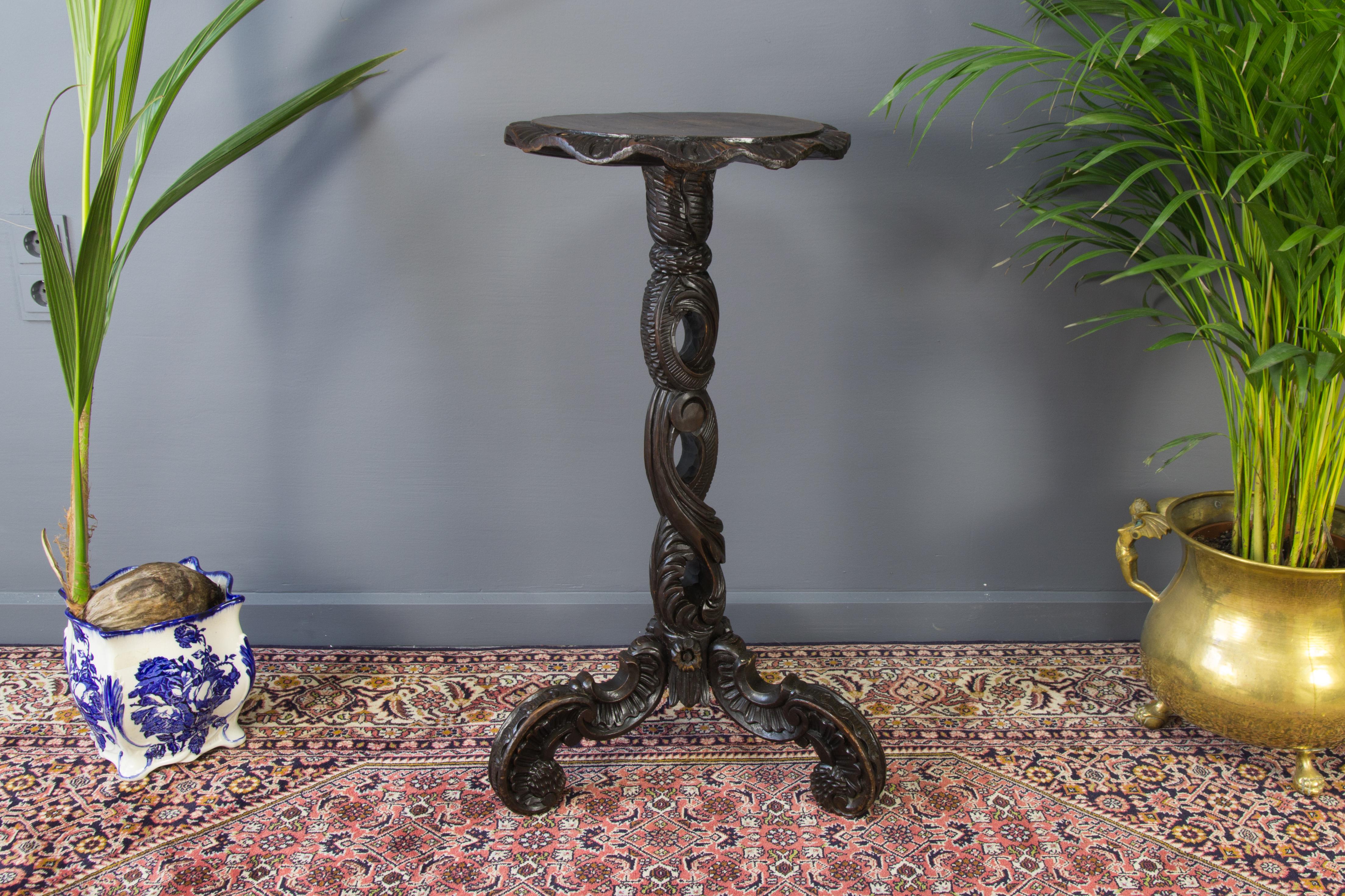Table à piédestal sculptée française en vente 13