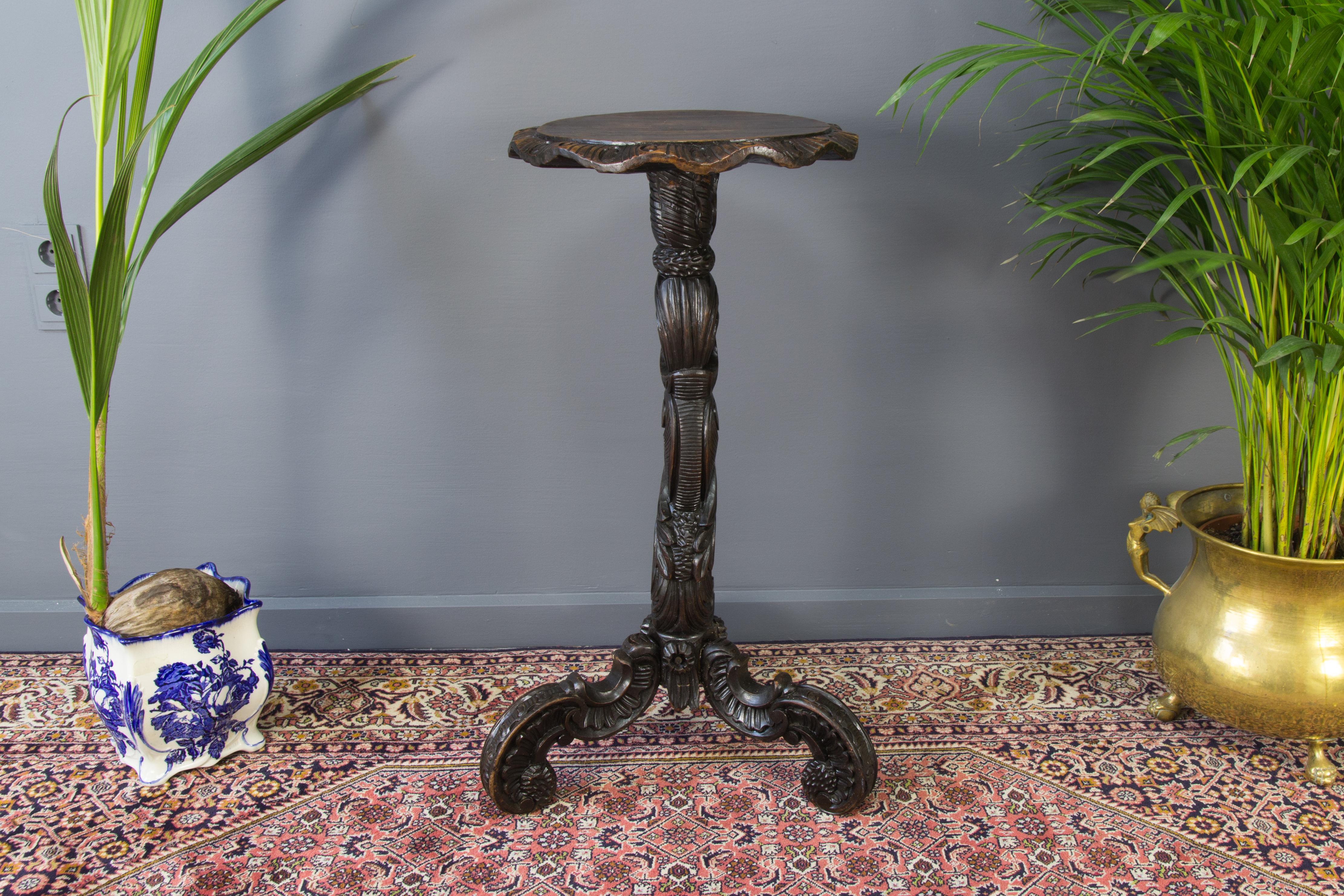 Very decorative French round pedestal table with nicely carved Rococo-style details.
Measures: height: 83 cm / 32.67 inches x 39 cm / 15.35 inches diameter top, 50 cm / 19.68 inches diameter base.
In good condition, with some marks and scuffs on the