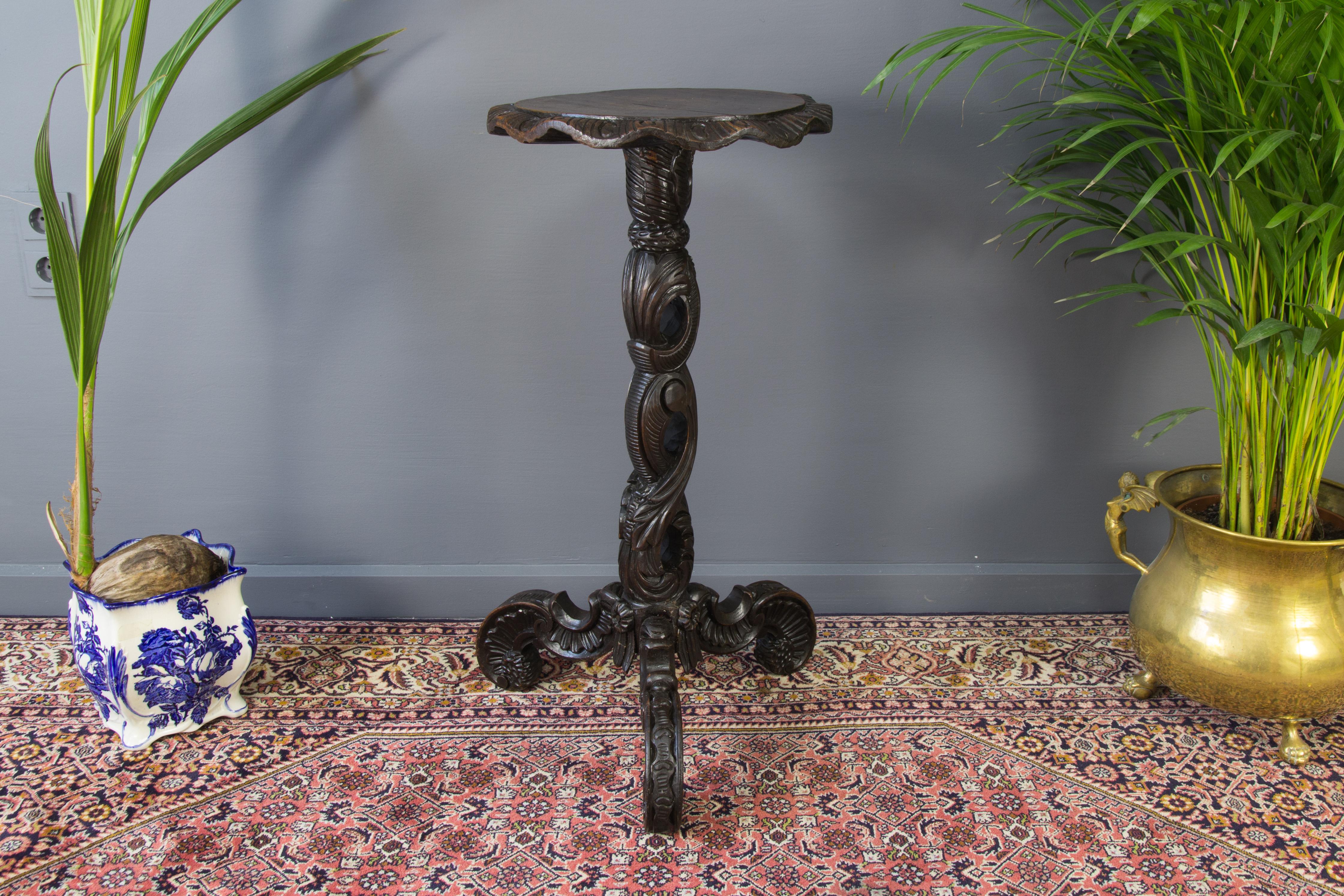 Table à piédestal sculptée française Bon état - En vente à Barntrup, DE