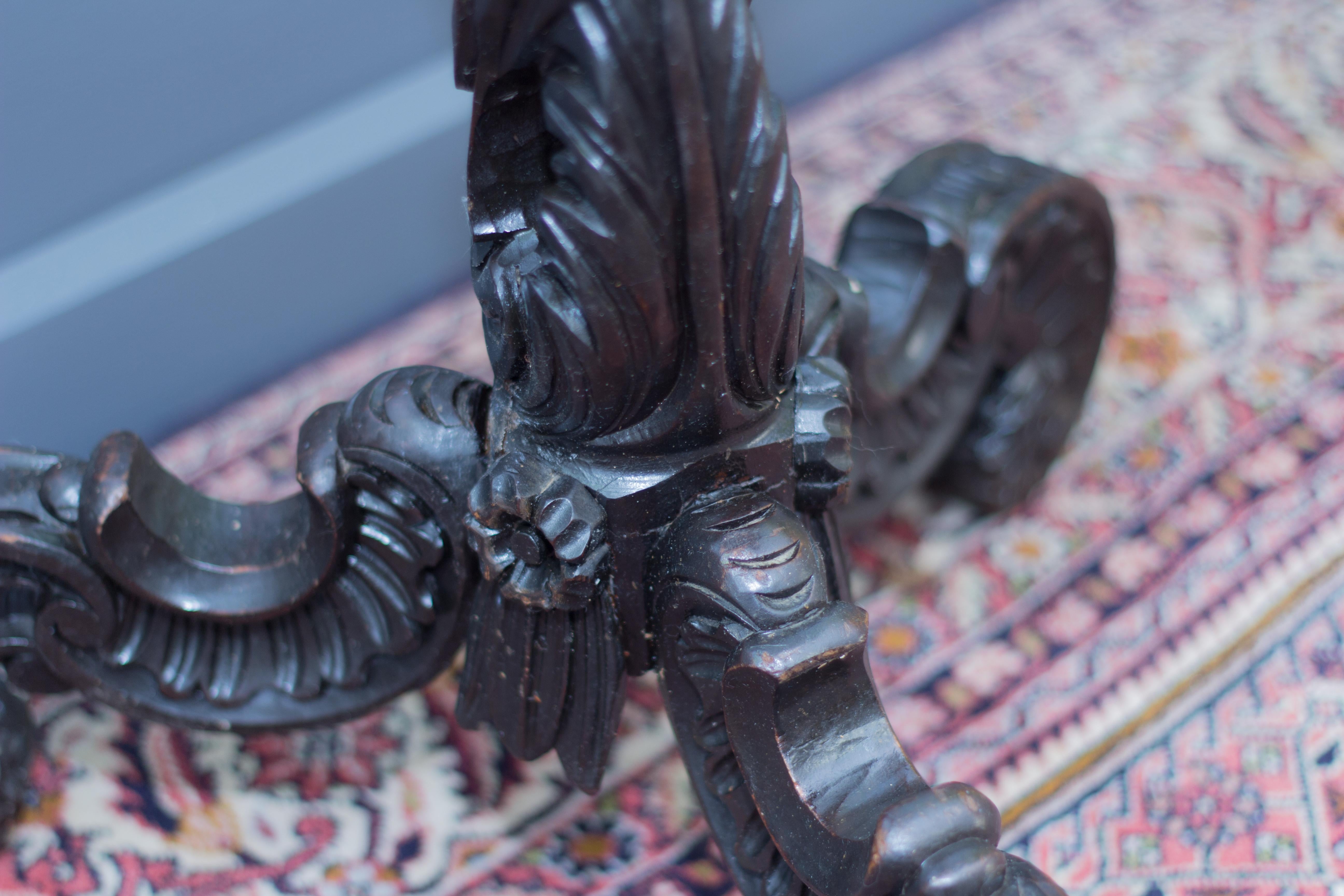 Table à piédestal sculptée française en vente 9