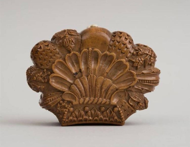 French Carved Snuff Box, Mid-19th Century In Good Condition For Sale In Spencertown, NY