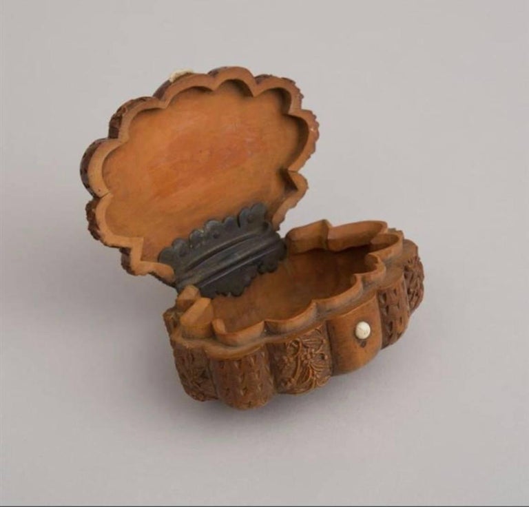 French Carved Snuff Box, Mid-19th Century For Sale 1