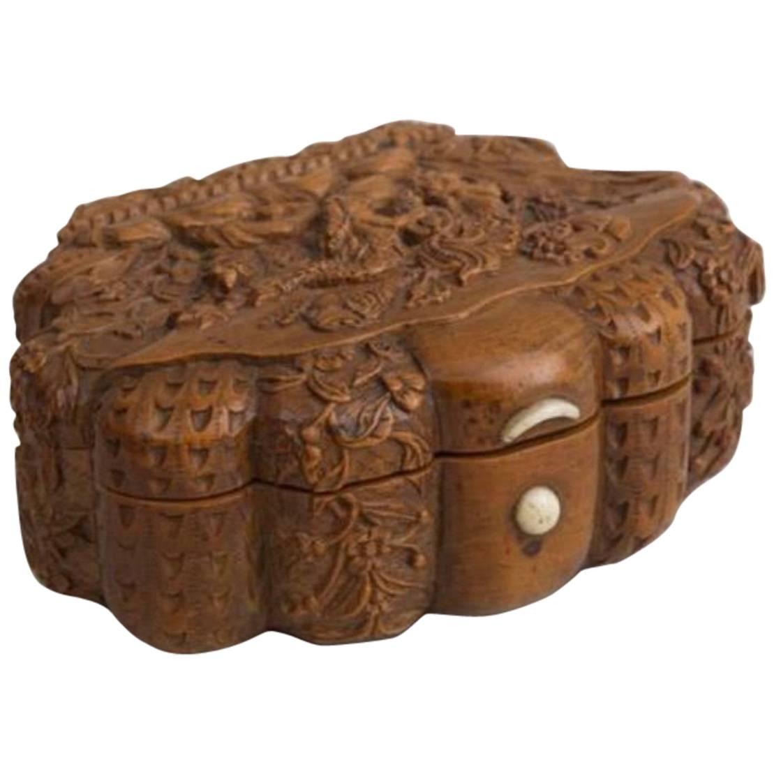 French Carved Snuff Box, Mid-19th Century For Sale