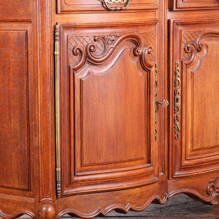 French Carved Solid Oak Louis XV Buffet In Good Condition In Vancouver, British Columbia