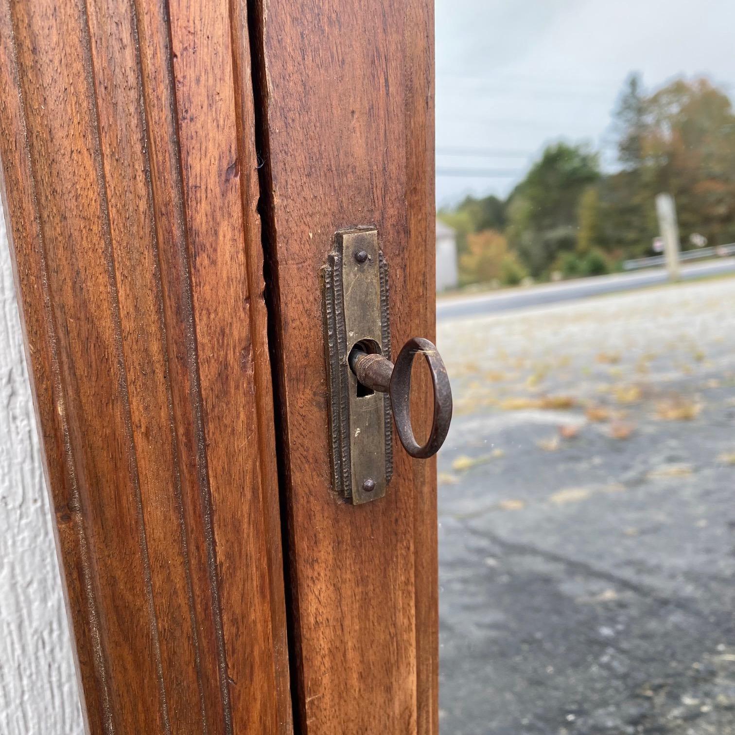 Armoire à miroirs sculptés pour jeu de boules, tableau de score en vente 2