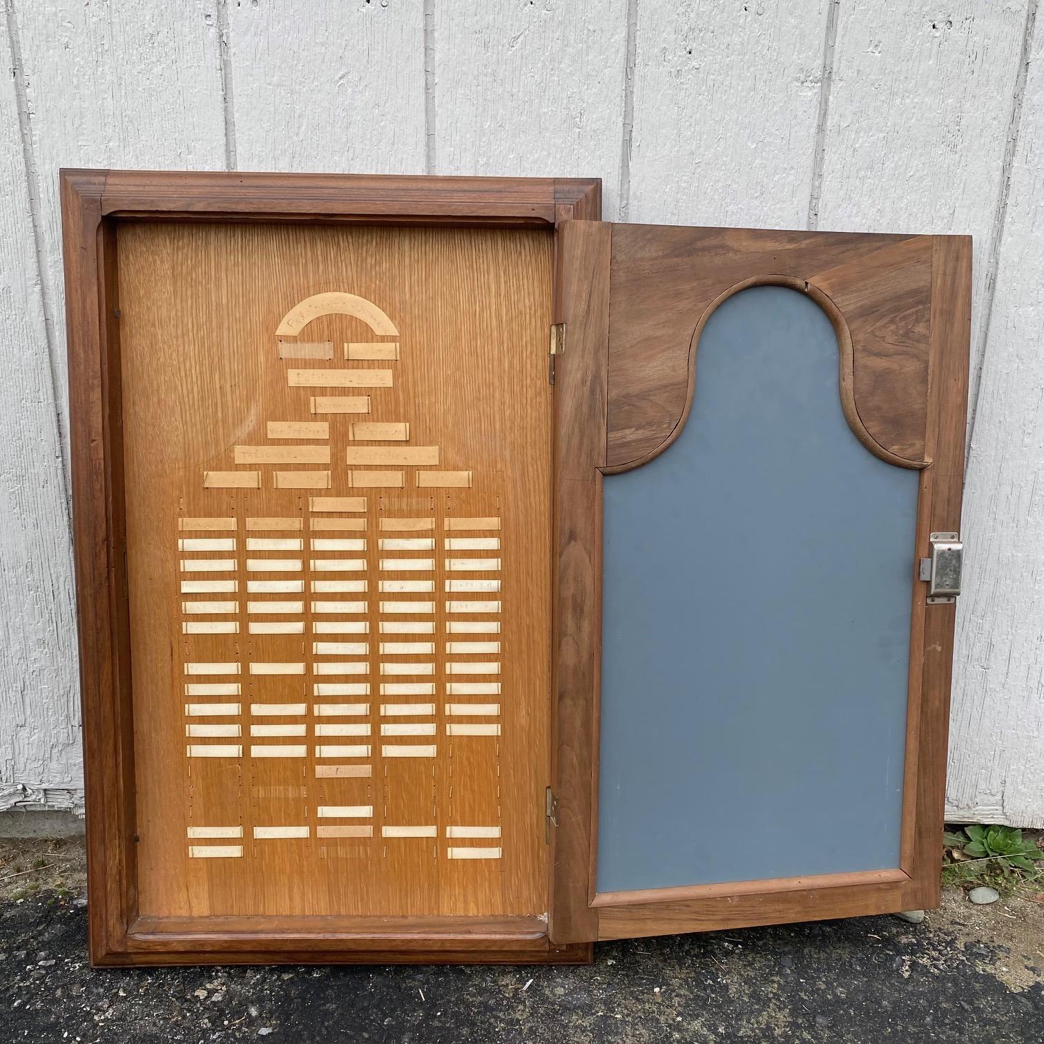 Armoire à miroirs sculptés pour jeu de boules, tableau de score en vente 3