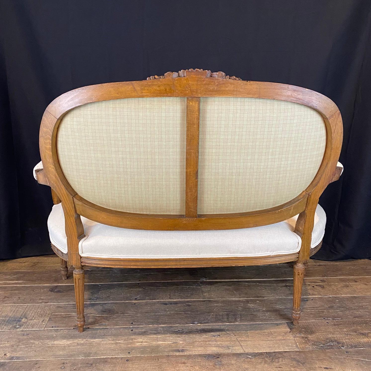 Sofá, Settee o Loveseat francés de nogal tallado del siglo XIX Luis XVI en venta 6