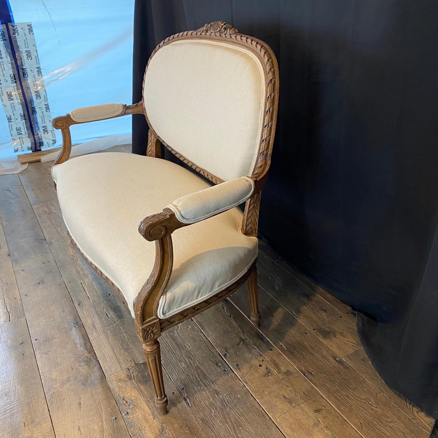 Sofá, Settee o Loveseat francés de nogal tallado del siglo XIX Luis XVI Francés en venta