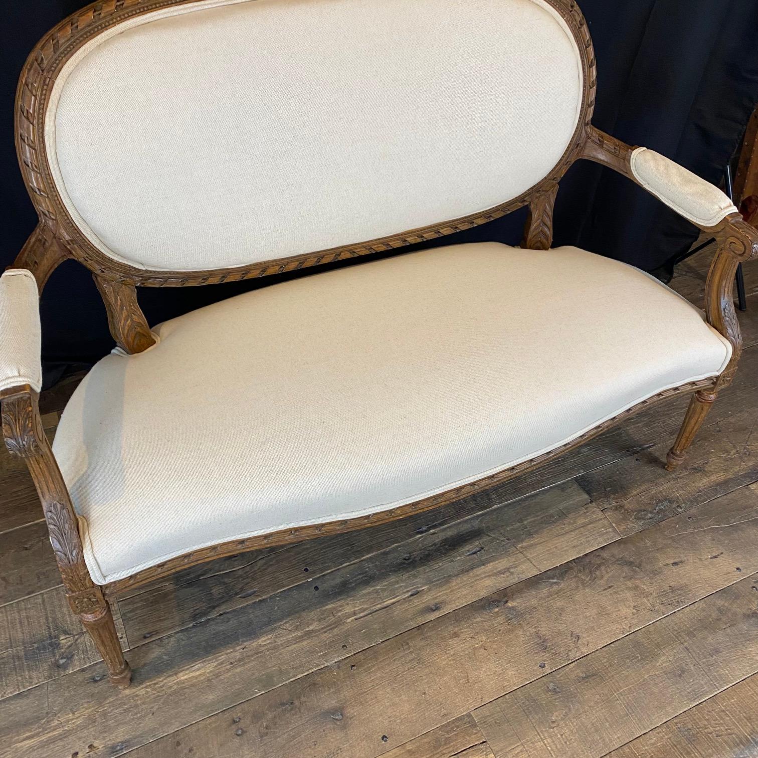 Sofá, Settee o Loveseat francés de nogal tallado del siglo XIX Luis XVI en Bueno estado para la venta en Hopewell, NJ