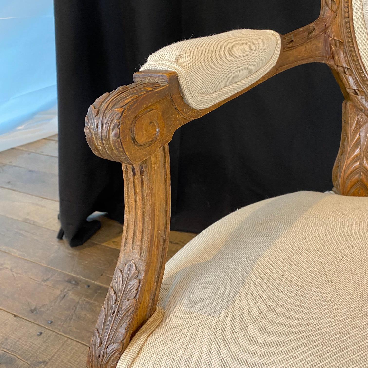 Sofá, Settee o Loveseat francés de nogal tallado del siglo XIX Luis XVI Tapicería en venta