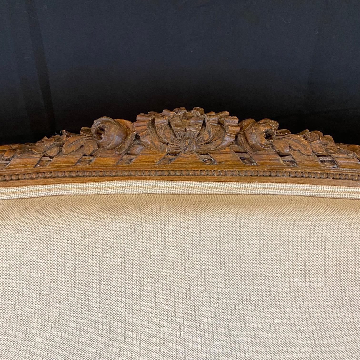 Sofá, Settee o Loveseat francés de nogal tallado del siglo XIX Luis XVI en venta 1