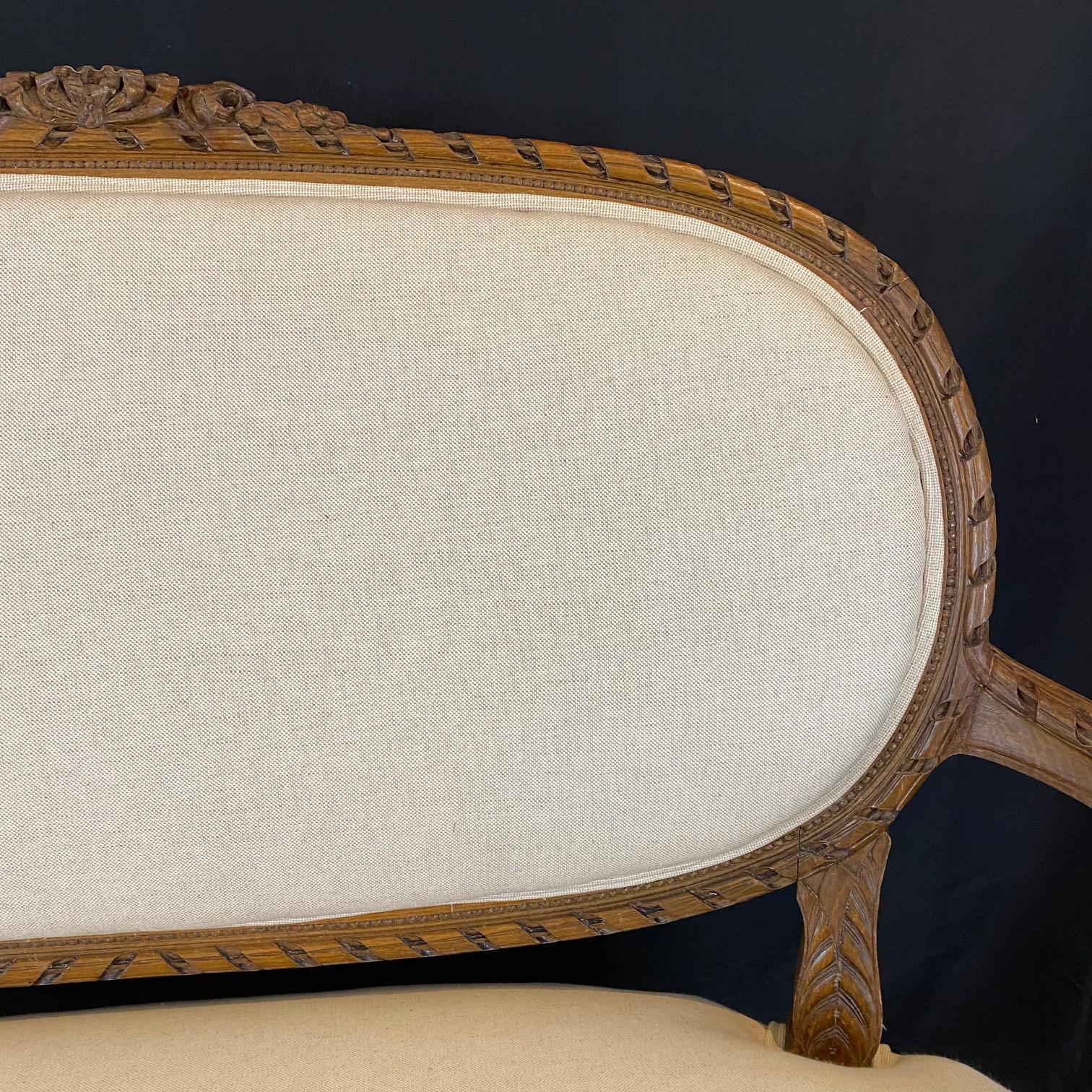 Sofá, Settee o Loveseat francés de nogal tallado del siglo XIX Luis XVI en venta 2