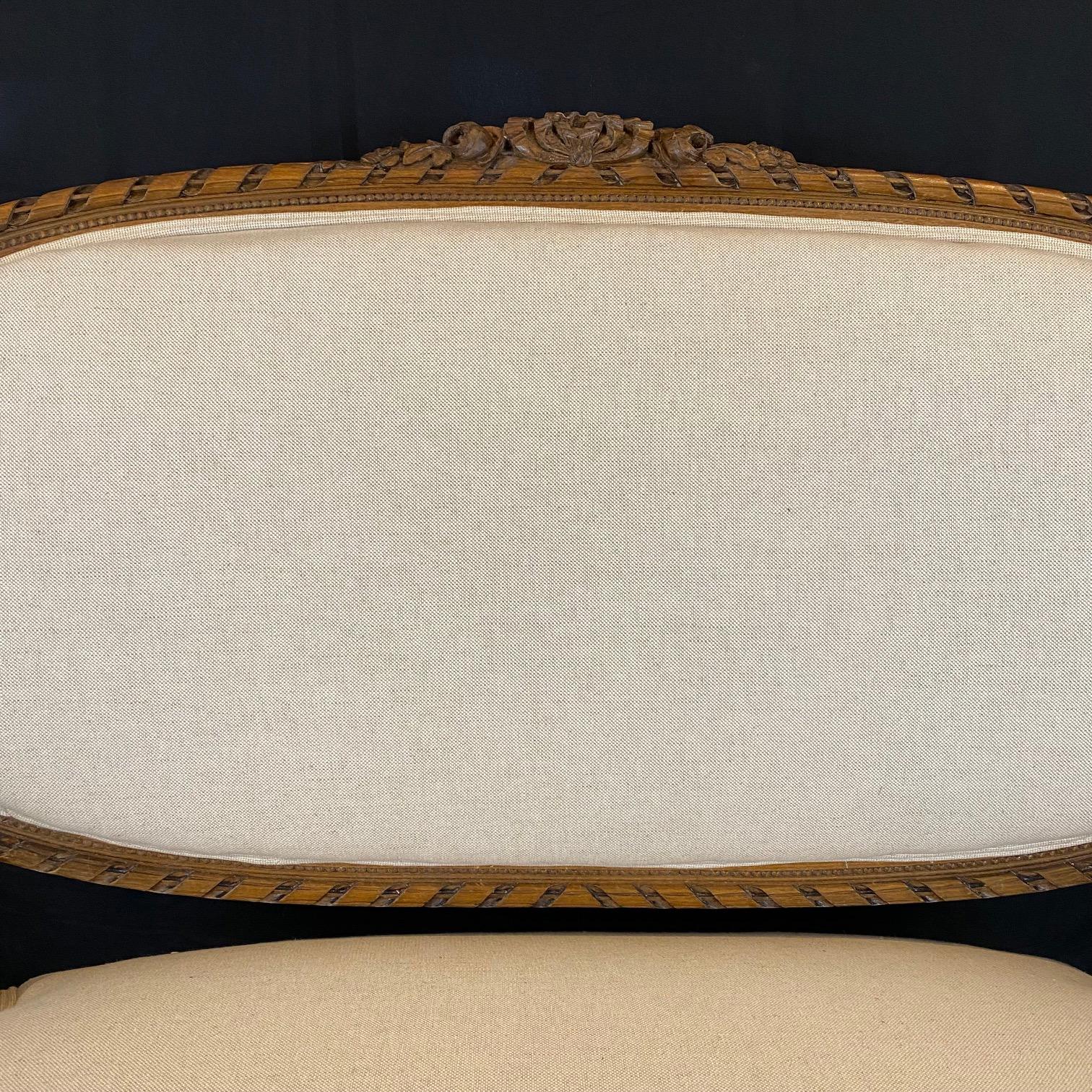 Sofá, Settee o Loveseat francés de nogal tallado del siglo XIX Luis XVI en venta 3