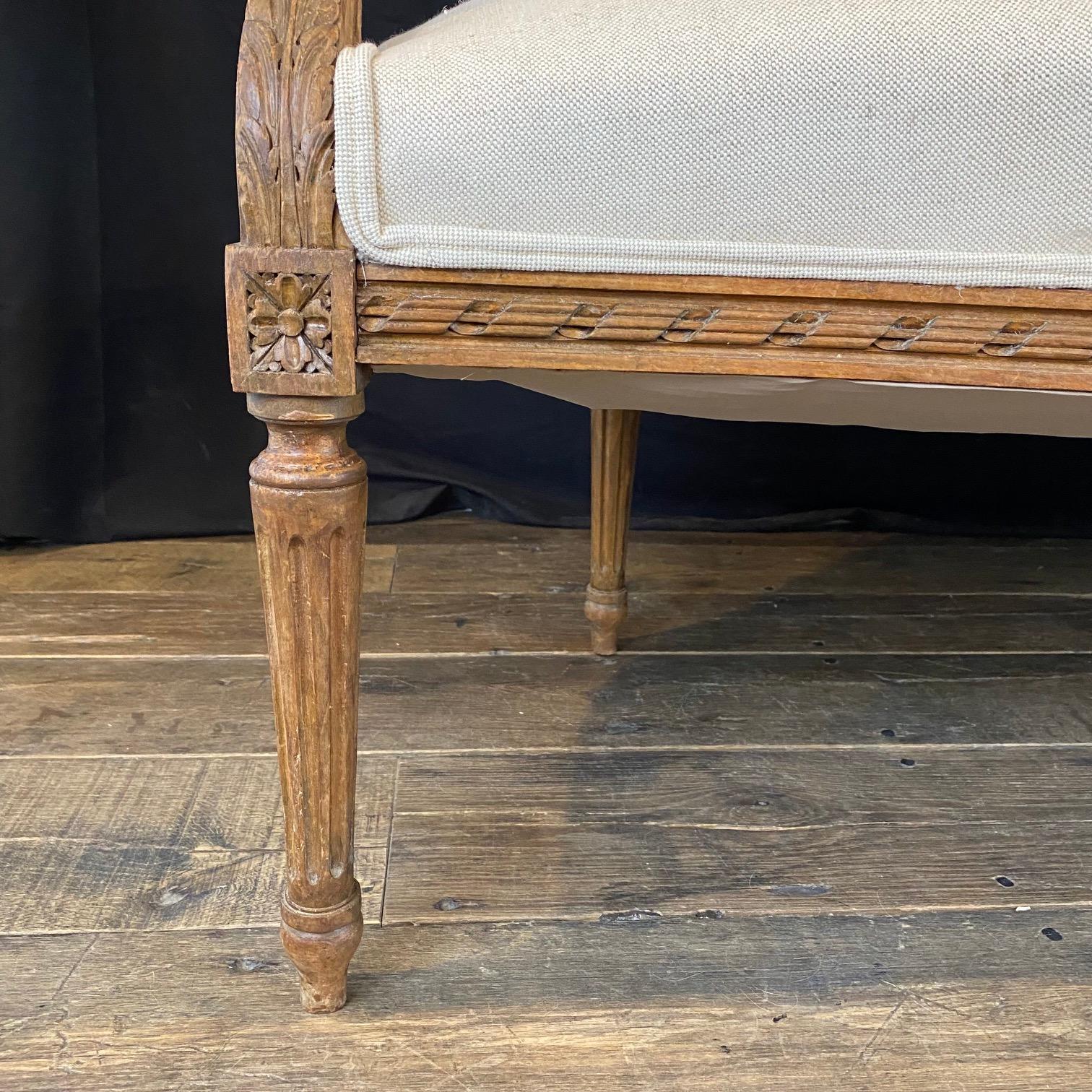 Sofá, Settee o Loveseat francés de nogal tallado del siglo XIX Luis XVI en venta 4