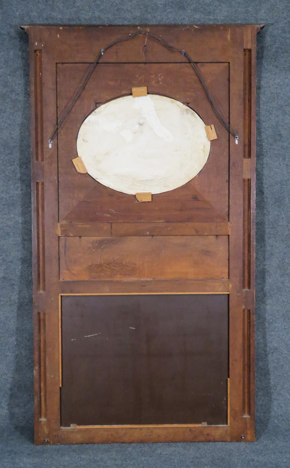 Specchio Trumeau alto in noce francese intagliato con placca in gesso a forma di cherubino, 1860 ca. in vendita 1