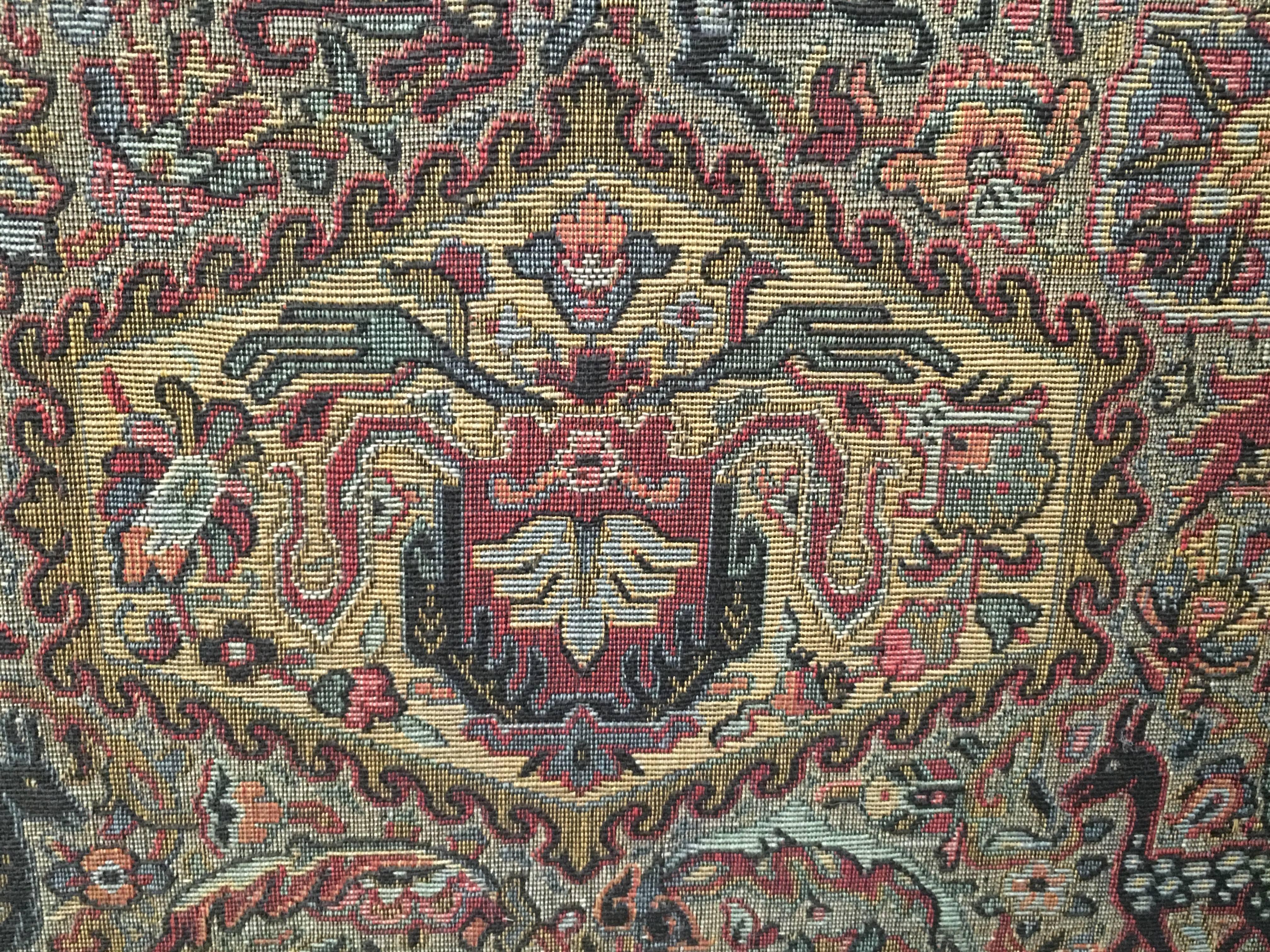 Milieu du XIXe siècle Banc, canapé et méridienne en noyer sculpté français tapissés de damas d'origine en vente