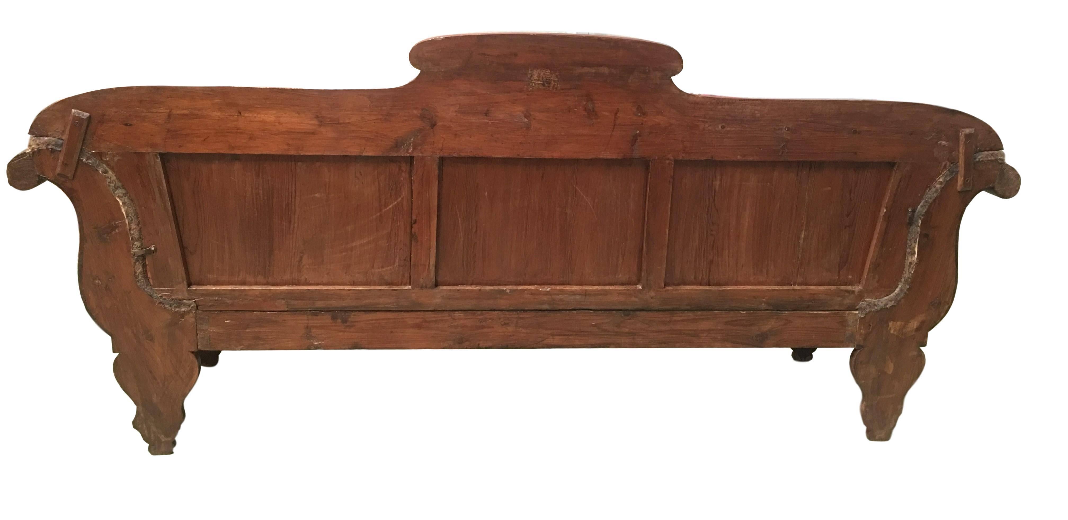 Bench, Sofa, Daybed aus geschnitztem Nussbaumholz, gepolstert mit Original-Damast (Walnuss) im Angebot