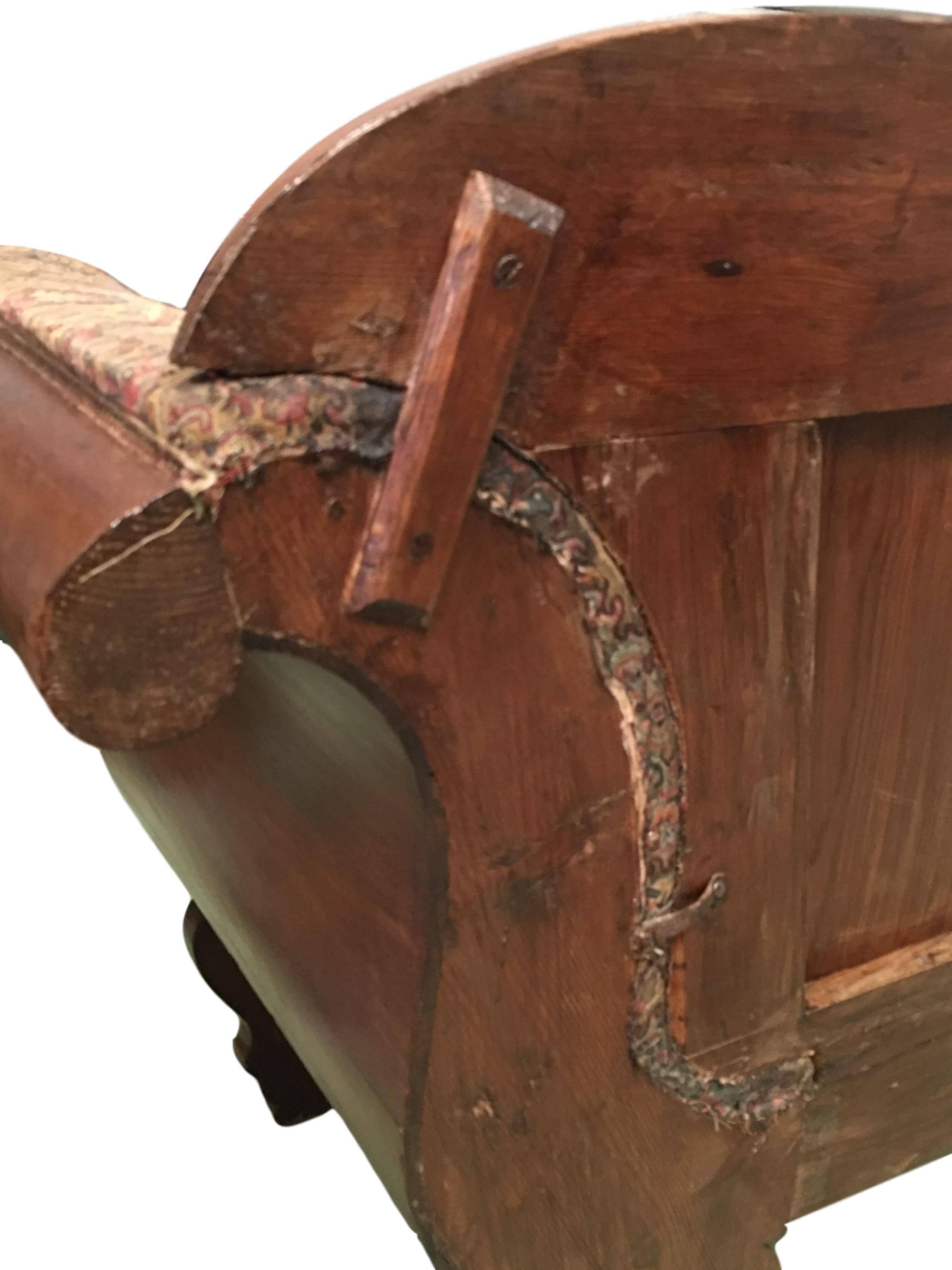 Bench, Sofa, Daybed aus geschnitztem Nussbaumholz, gepolstert mit Original-Damast im Angebot 1