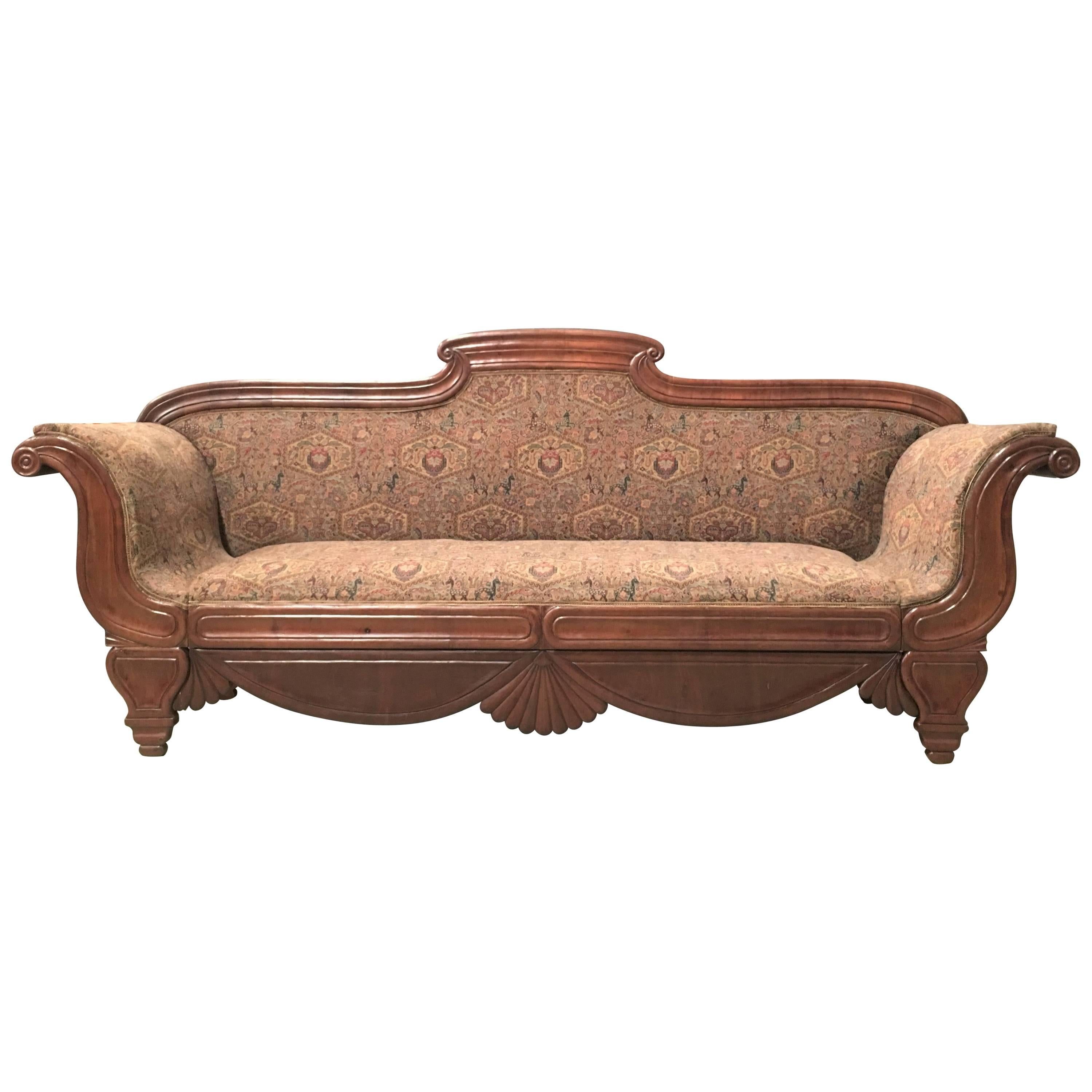 Bench, Sofa, Daybed aus geschnitztem Nussbaumholz, gepolstert mit Original-Damast im Angebot