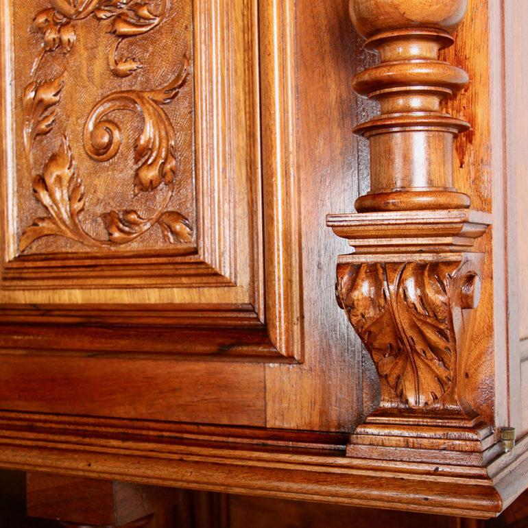 French Carved Walnut Buffet Hutch In Good Condition In Vancouver, British Columbia