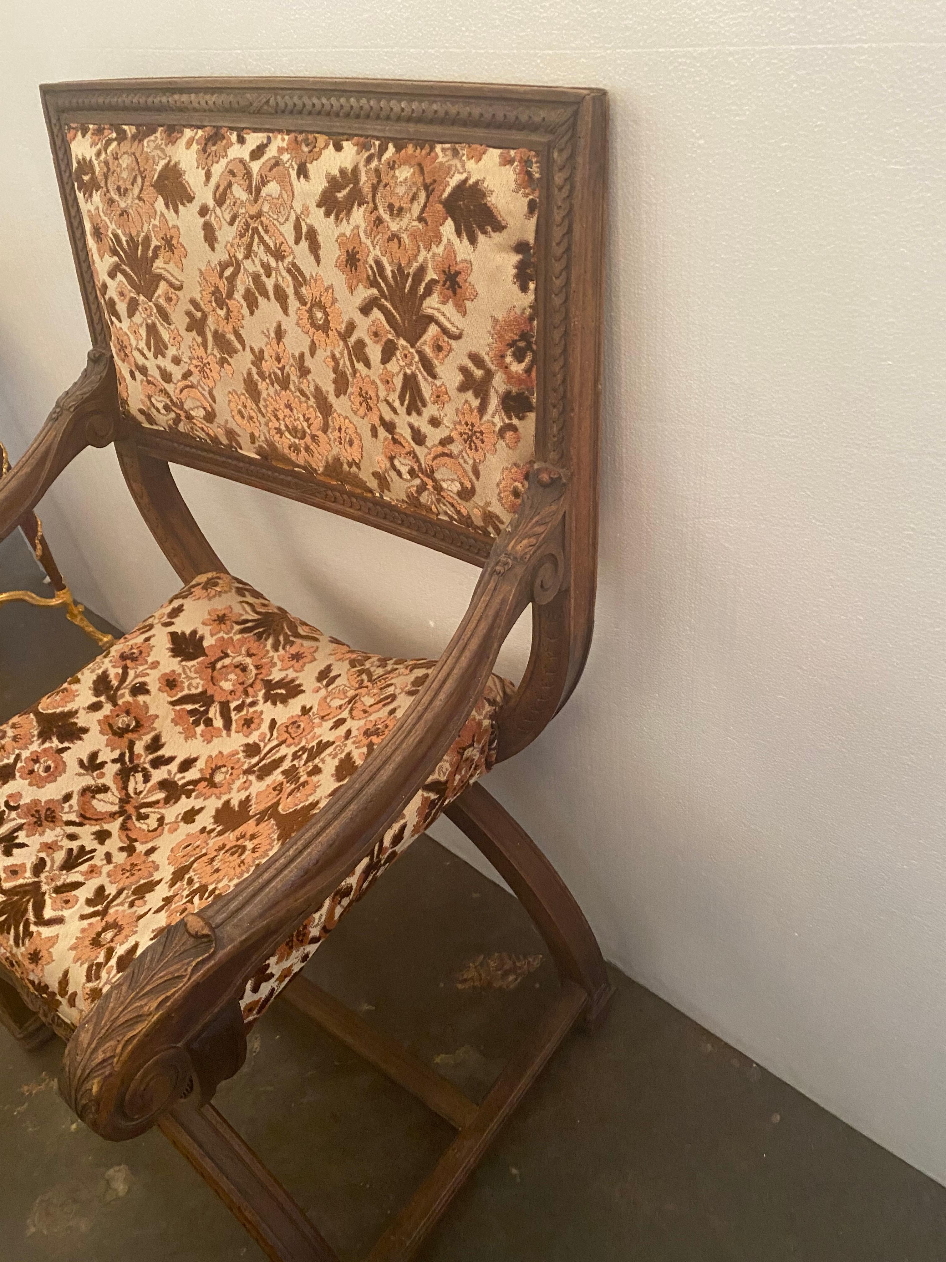 French Carved Walnut Curule Chair In Excellent Condition For Sale In Dallas, TX