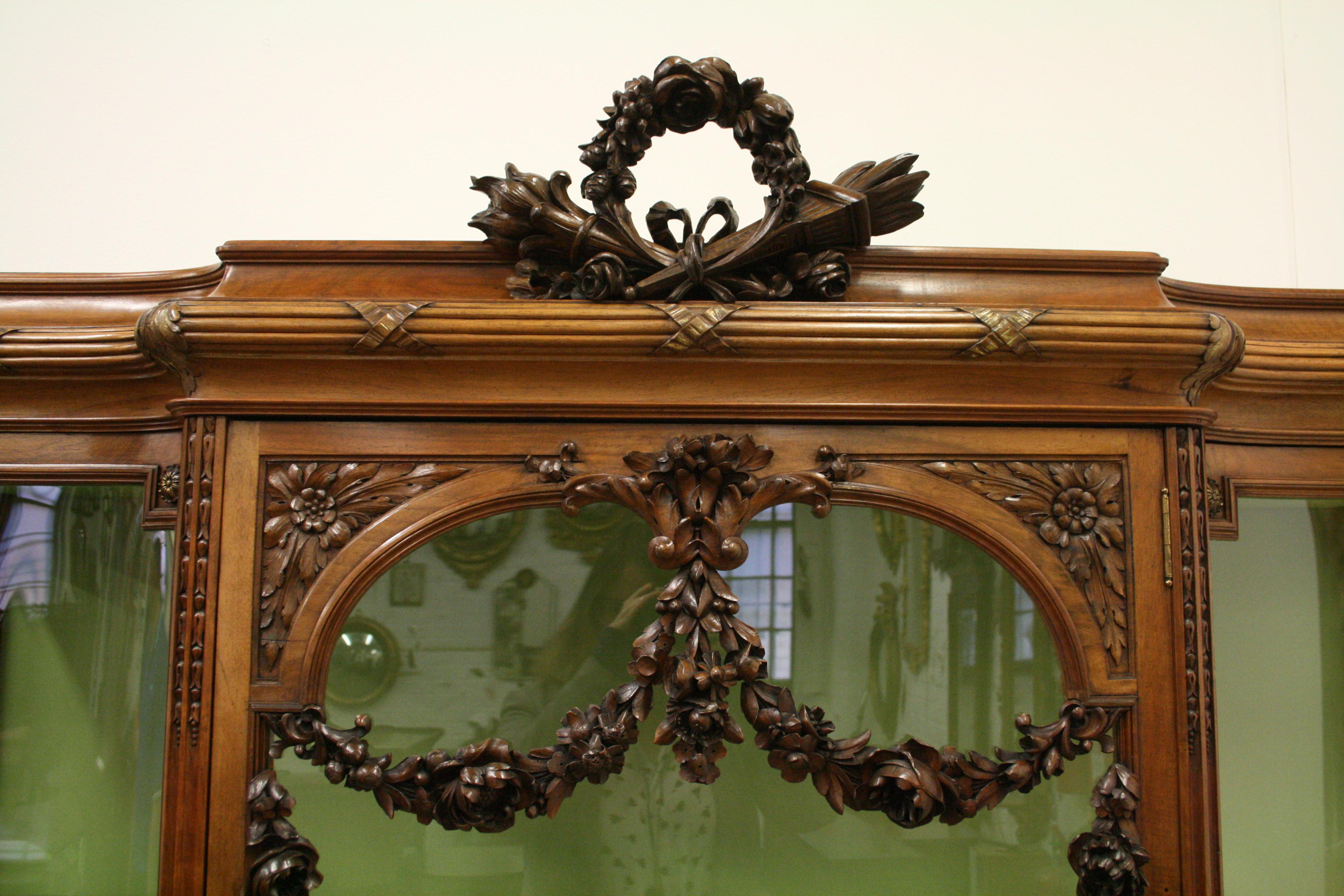 French Carved Walnut Display Cabinet In Good Condition For Sale In Edinburgh, GB